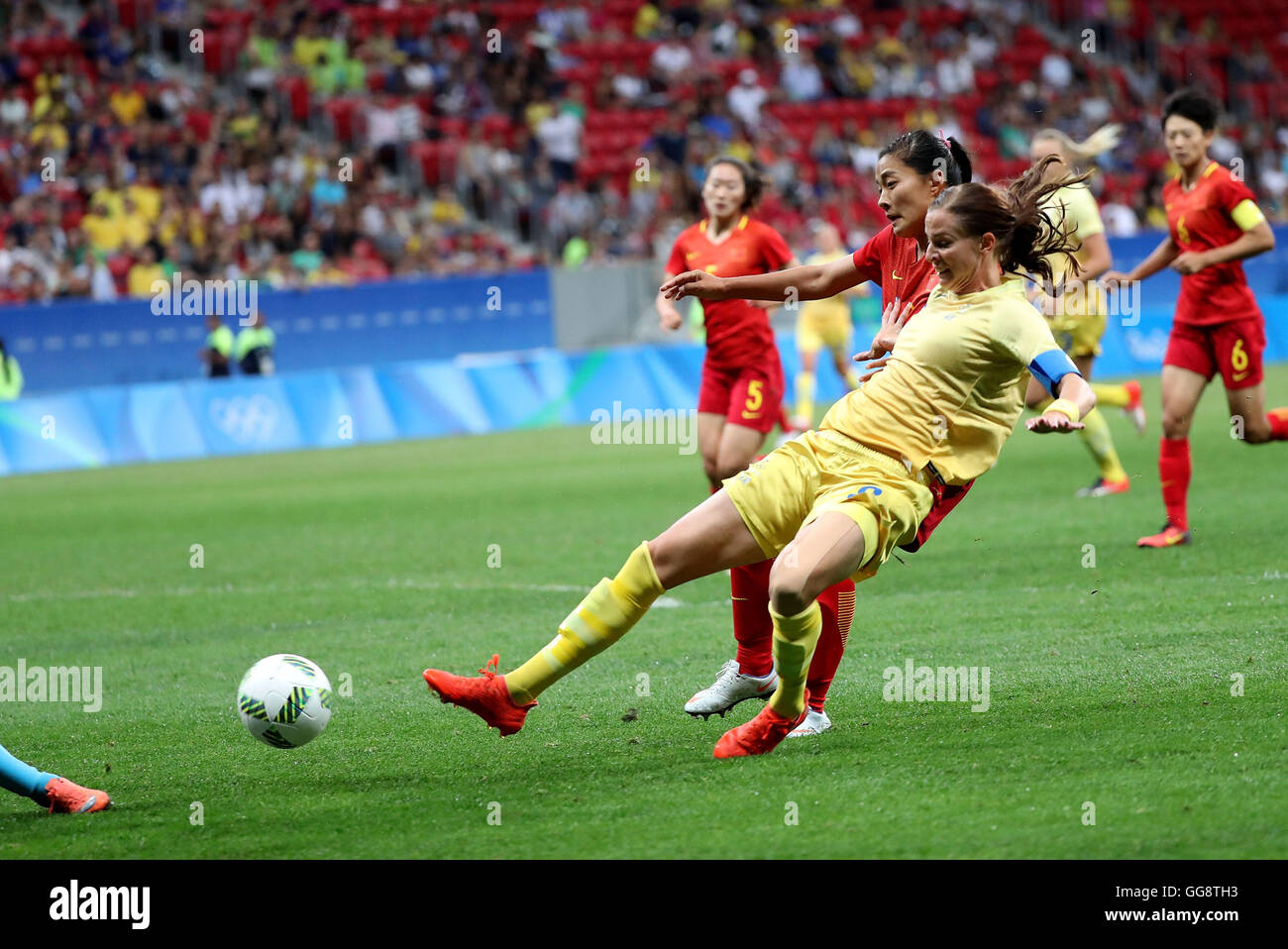 (160809) -- BRASILIA, Aug. 9, 2016 (XINHUA) -- Lotta Schelin (front) of Sweden vies with Liu Shanshan of China during the women's group E football match at the 2016 Olympic Games, in Brasilia, Brazil, on Aug. 9, 2016. The match ended with 0-0 draw. (Xinhua/Li Ming) Stock Photo