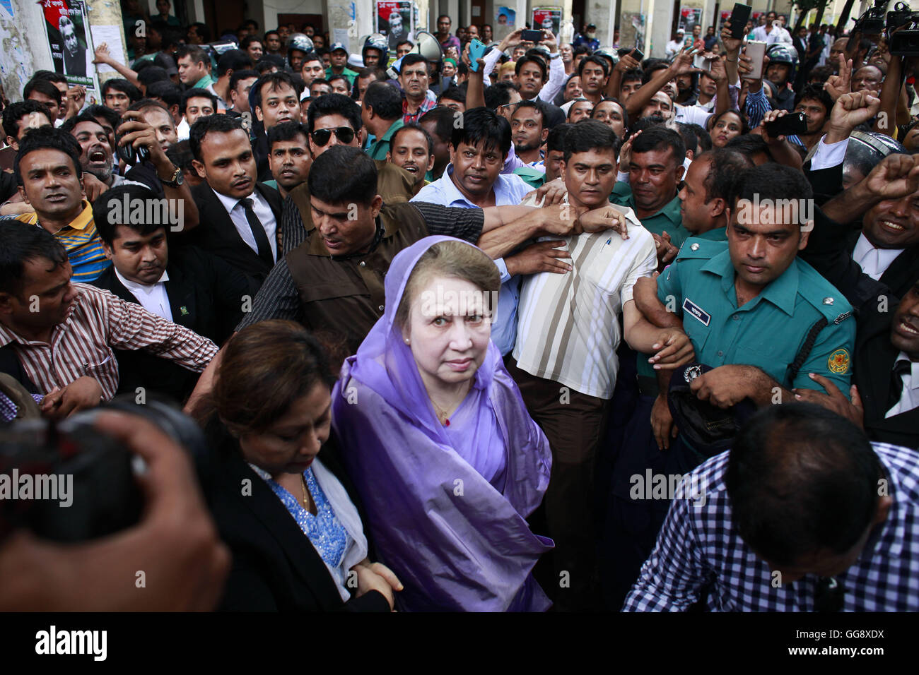Dhaka, Bangladesh. 10th Aug, 2016. Former Bangladeshi Prime Minister and Bangladesh Nationalist Party leader Khaleda Zia, leave the court premises after a hearing of 12 cases against her, including for treason and corruption, Dhaka, Bangladesh, August 10, 2016. Credit:  Suvra Kanti Das/ZUMA Wire/Alamy Live News Stock Photo