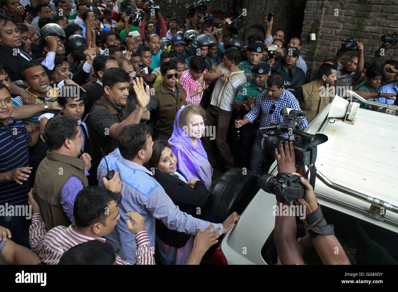 Dhaka, Bangladesh. 10th Aug, 2016. Former Bangladeshi Prime Minister and Bangladesh Nationalist Party leader Khaleda Zia, leave the court premises after a hearing of 12 cases against her, including for treason and corruption, Dhaka, Bangladesh, August 10, 2016. Credit:  Suvra Kanti Das/ZUMA Wire/Alamy Live News Stock Photo