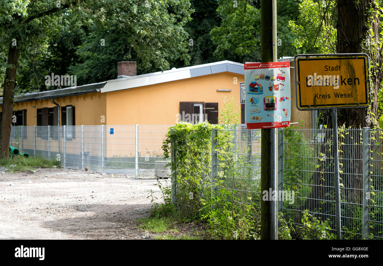 Dienstlaken, Germany. 10th Aug, 2016. The refugee home at Fliehburg in Dienstlaken, Germany, 10 August 2016. After an arrest of a supposed Islamist in Rhineland-Palatinate, the public prosecution confirmed a second arrest. Questioned by Deutsche Presse-Agentur, senior public prosecutor Nowotsch confirmed a report of 'Rheinische Post' without stating further details. The 'RP' reported an arrest of a suspect at the refugee home in Dinslaken by a special task force during Wednesday morning. PHOTO: ARNULF STOFFEL/dpa/Alamy Live News Stock Photo