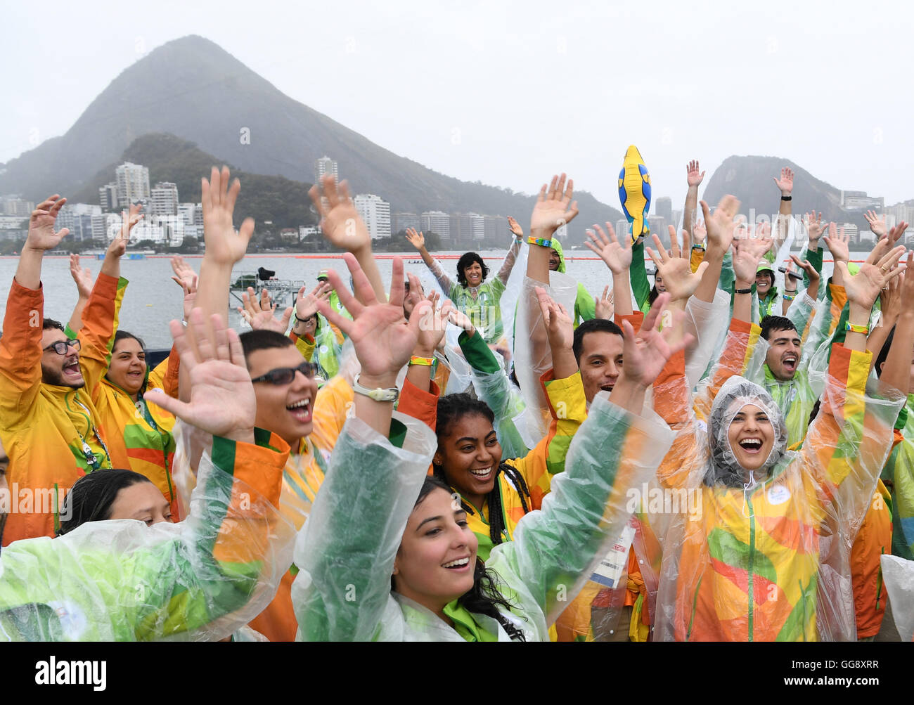 Ponchos In The Rain Hi res Stock Photography And Images Alamy Ponchos In The Rain Hi res Stock Photography And Images Alamy