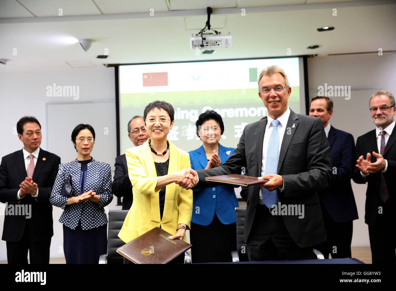 Mexico City, Mexico. 9th Aug, 2016. Chinese Vice Premier Liu Yandong (C, Rear) witnesses the signing of a memorandum of understanding between the China Scholarship Council and the International Maize and Wheat Improvement Center (CIMMYT) on renewing their cooperation during her visit at CIMMYT based in Texcoco, Mexico, on Aug. 9, 2016. Credit:  David de la Paz/Xinhua/Alamy Live News Stock Photo