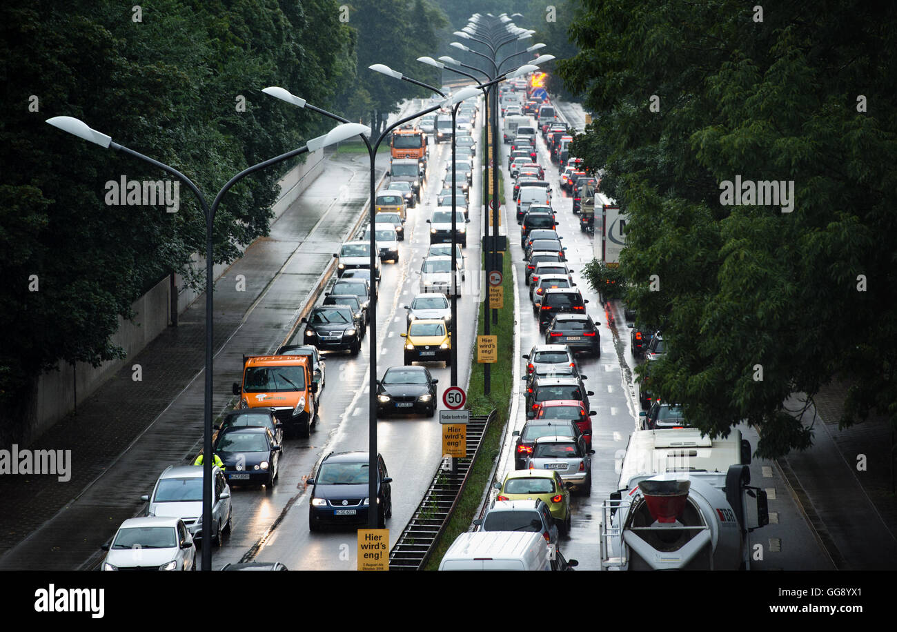 Munich, Germany. 10th Aug, 2016. A traffic jam on Mittlerer Ring B2R  (center ring) in Munich, Germany, 10 August 2016. The center ring will be  limited to one lane for several months