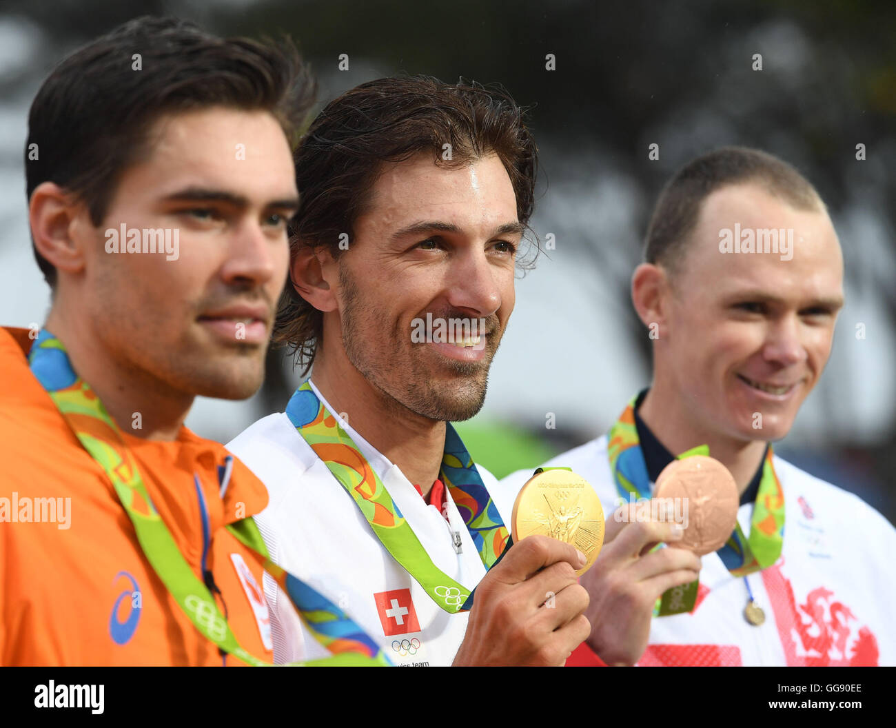 Rio de Janeiro, Brazil. 10th Aug, 2016. Fabian Cancellara of Switzerland celebrates on the podium with the gold medal after winning the men's Individual Time Trial of the Rio 2016 Olympic Games Road Cycling events at Pontal in Rio de Janeiro, Brazil, 10 August 2016. At left second placed Tom Dumoulin of the Netherlands and at right Christopher Froome of Great Britain. Photo: Sebastian Kahnert/dpa/Alamy Live News Stock Photo