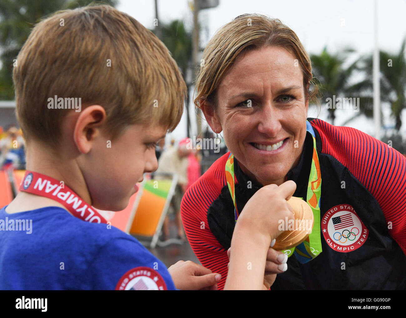 Rio de Janeiro, Brazil. 10th Aug, 2016. Kristin Armstrong of the USA shows the gold medal to her five year old son Lucas after winning the women's Individual Time Trial of the Rio 2016 Olympic Games Road Cycling events at Pontal in Rio de Janeiro, Brazil, 10 August 2016. Photo: Sebastian Kahnert/dpa/Alamy Live News Stock Photo