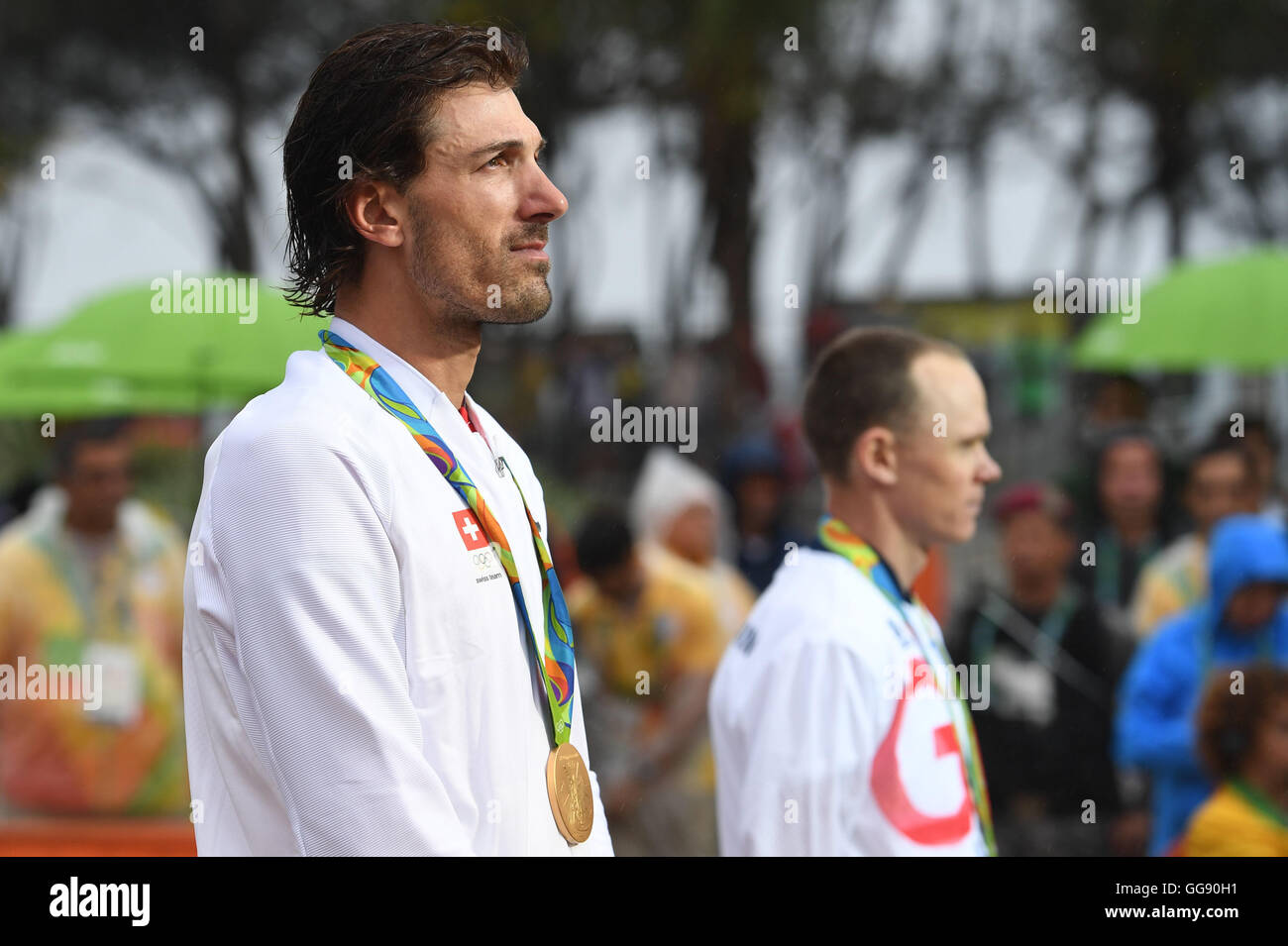 Rio de Janeiro, Brazil. 10th Aug, 2016. Fabian Cancellara (L) of Switzerland stands on the podium with the gold medal after winning the men's Individual Time Trial of the Rio 2016 Olympic Games Road Cycling events at Pontal in Rio de Janeiro, Brazil, 10 August 2016. At right Christopher Froome of Great Britain. Photo: Sebastian Kahnert/dpa/Alamy Live News Stock Photo