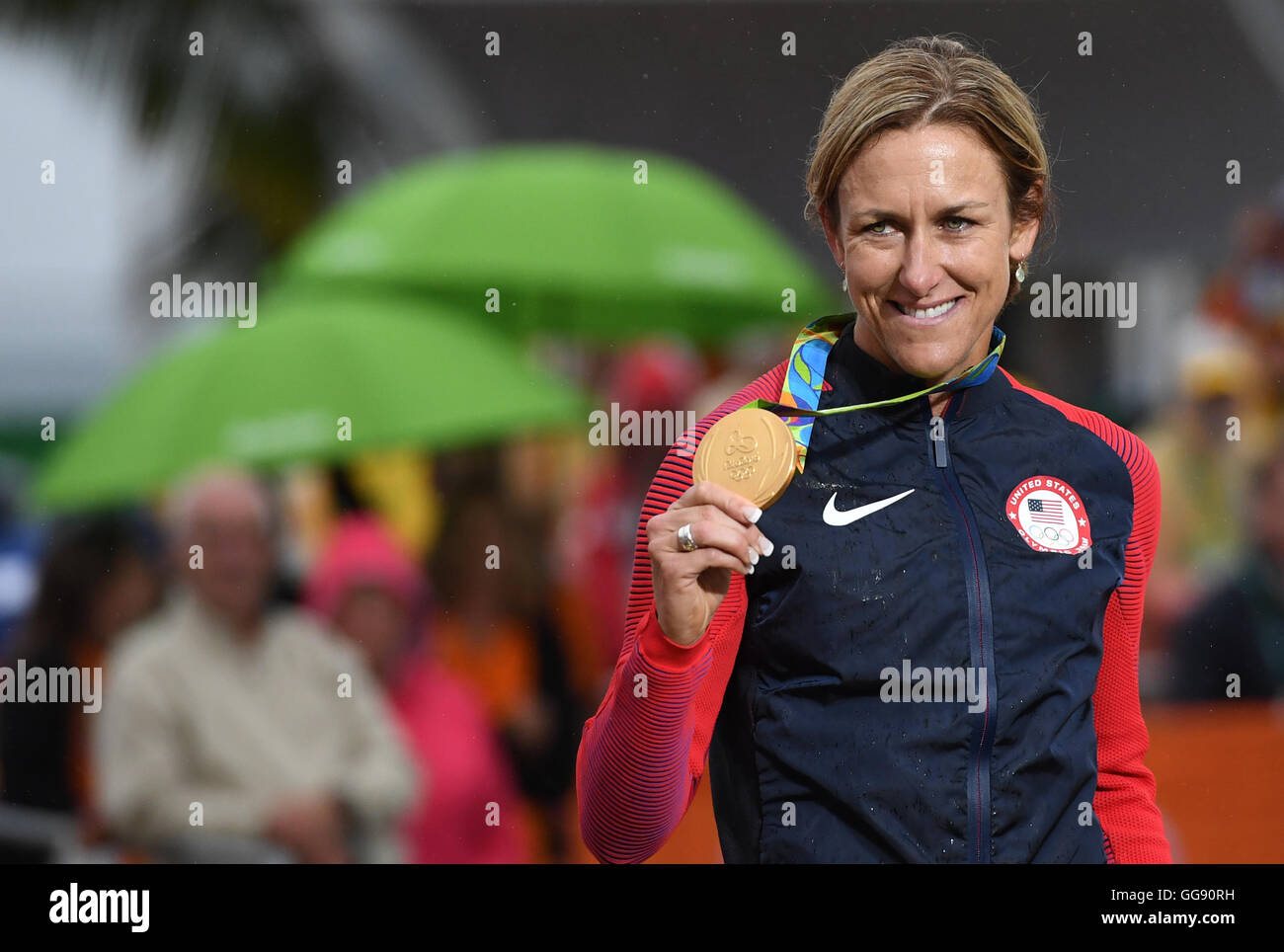 Rio de Janeiro, Brazil. 10th Aug, 2016. Kristin Armstrong of the USA celebrates on the podium with her gold medal after winning the women's Individual Time Trial of the Rio 2016 Olympic Games Road Cycling events at Pontal in Rio de Janeiro, Brazil, 10 August 2016. Photo: Sebastian Kahnert/dpa/Alamy Live News Stock Photo