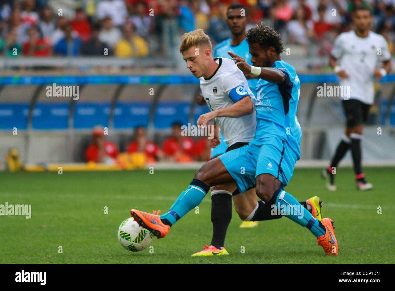 Belo Horizonte, MG. 10th August, 2016. Olympics 2016 Football BH - Maximilian MEYER, Germany, tries to escape the marking Ratu NAKALEVU, Fiji, during the match between Germany (GER) x FIJI (IFJ), the C&#39;s Olc Foc Football Group Male, the Rio 2016 Olympics, held in Mineirtadium in host city Belo Horizonte, MG. (Pho Credit:  Foto Arena LTDA/Alamy Live News Stock Photo