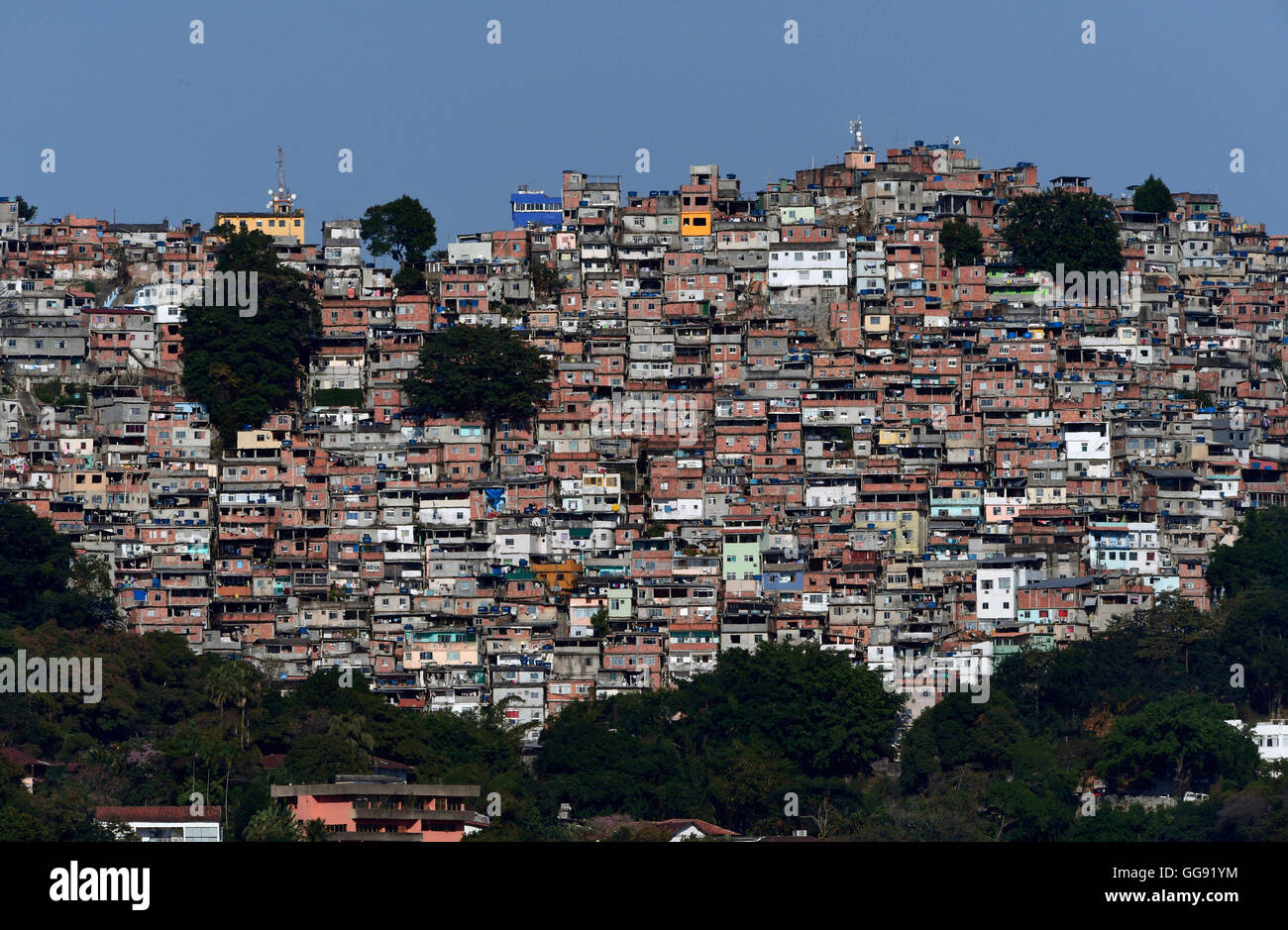 Rio de Janeiro, Brazil. 7th Aug, 2016. House of a Favelas ovrelooking the venue of the Rowing events during the Rio 2016 Olympic Games at Lagoa Stadium in Rio de Janeiro, Brazil, 7 August 2016. Photo: Soeren Stache/dpa/Alamy Live News Stock Photo