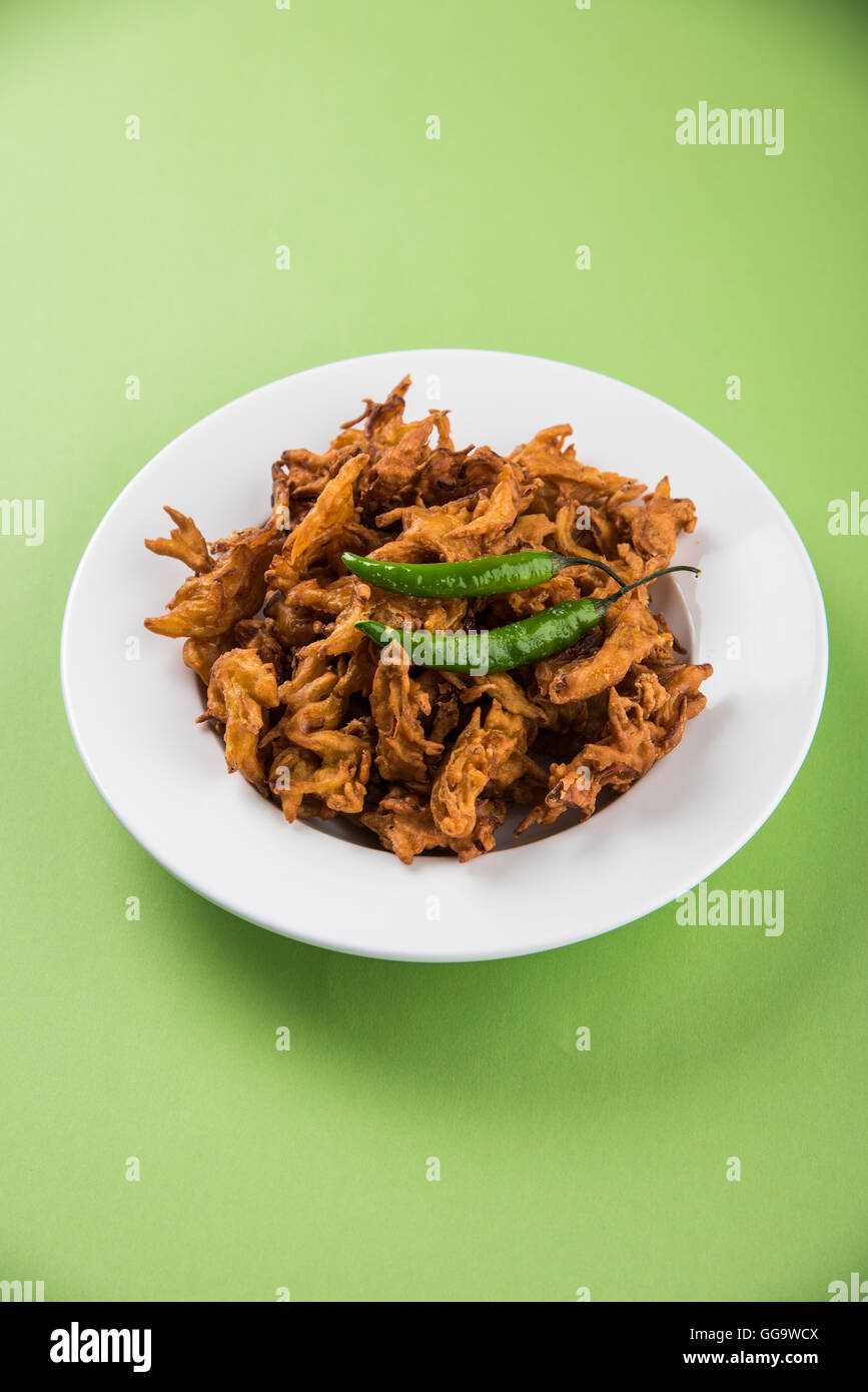 Crispy onion bhaji or kanda bhaji or fried onion pakore or pakode
