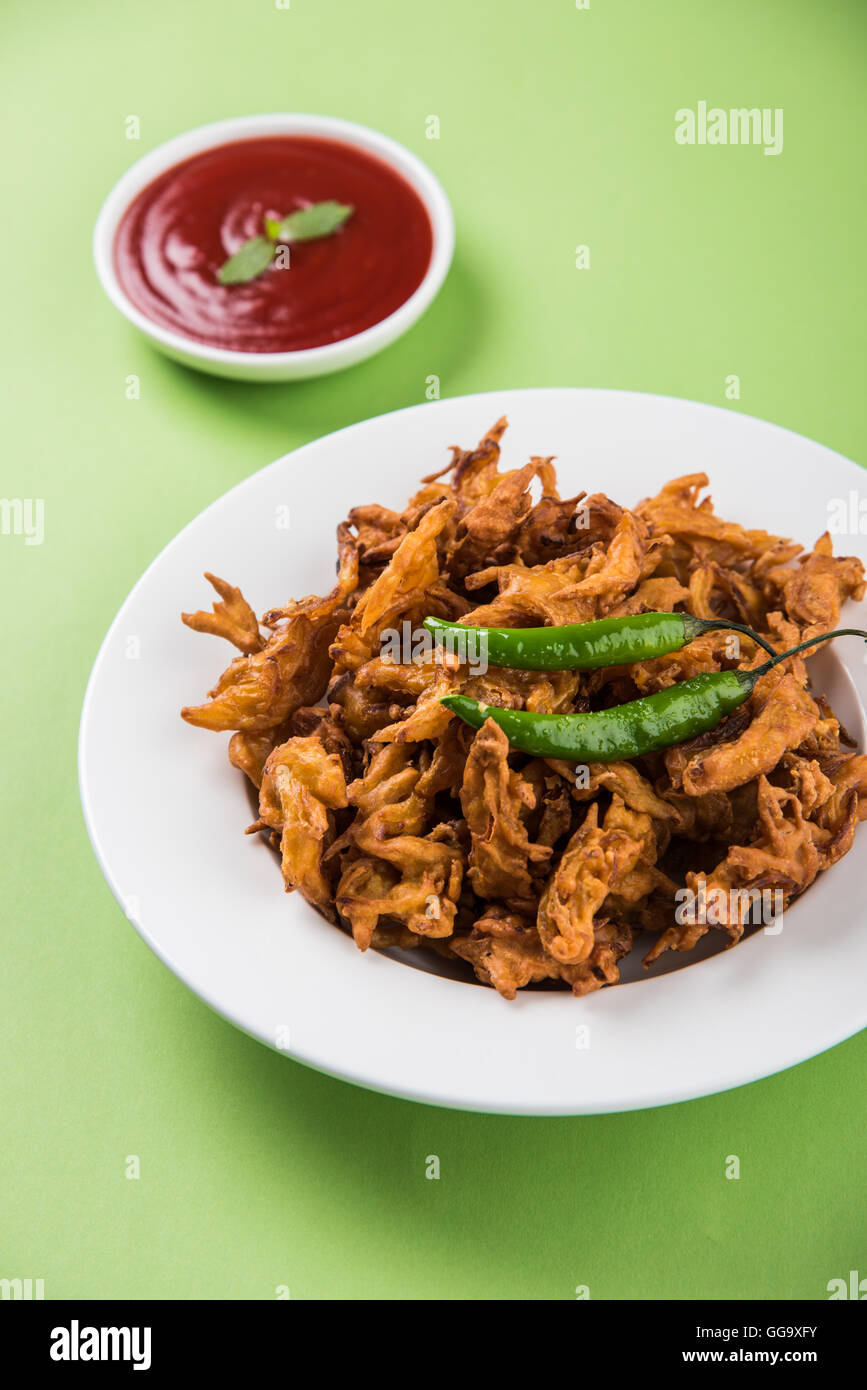 Crispy onion bhaji or kanda bhaji or fried onion pakore or pakode