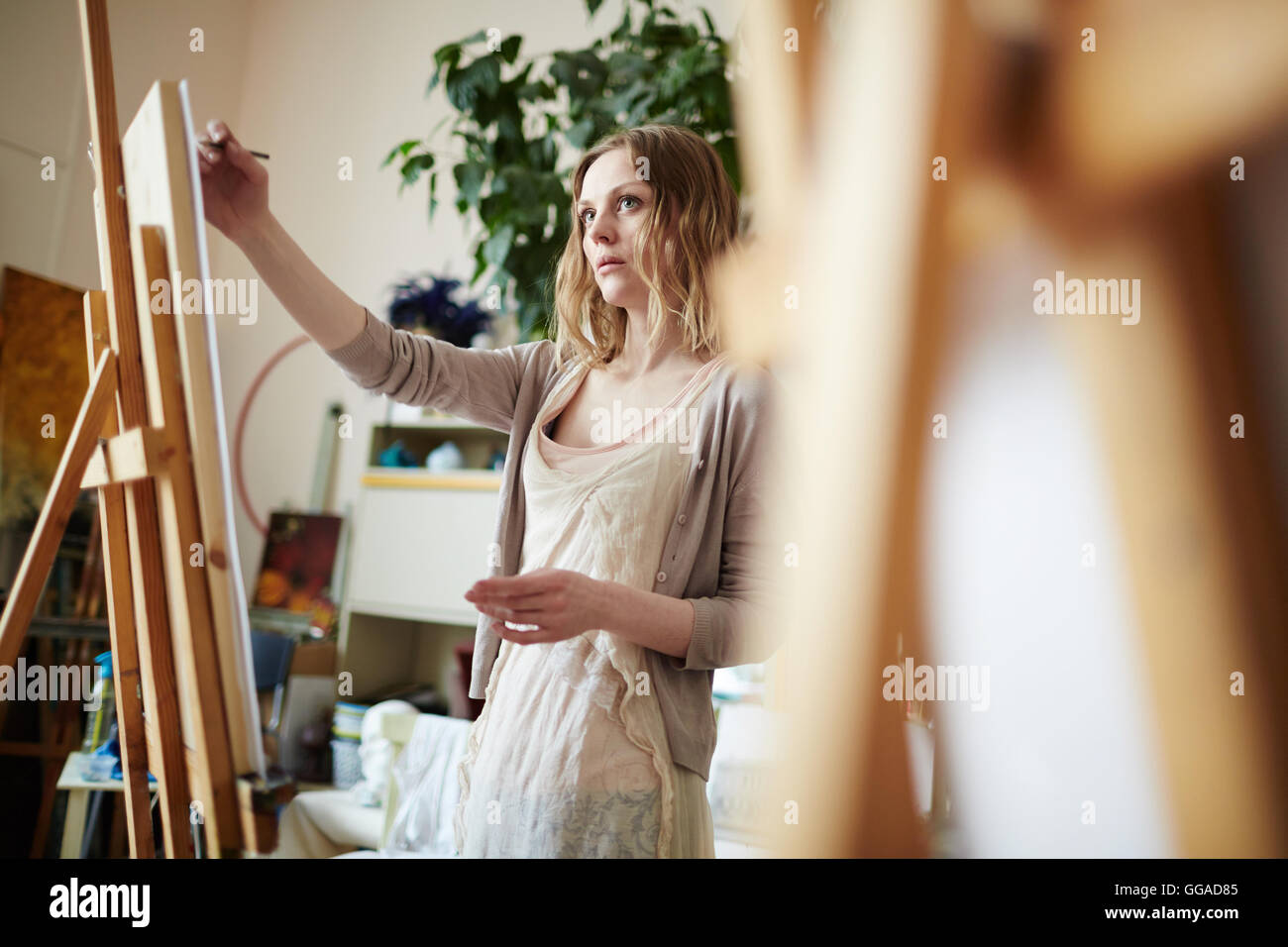Woman artist standing easel hi-res stock photography and images - Alamy