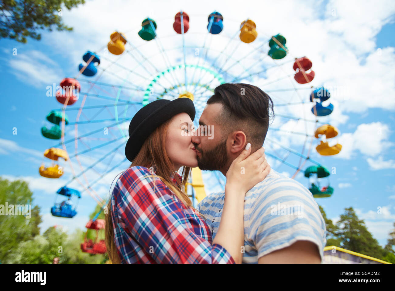 Man woman couple kissing park hi-res stock photography and images - Alamy