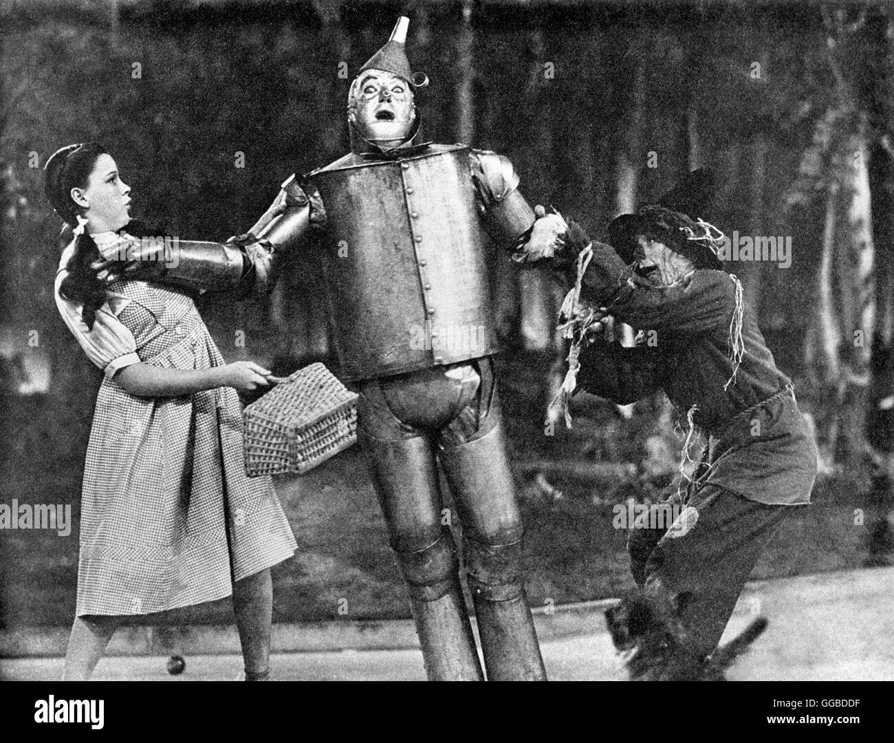 THE WIZZARD OF OZ USA 1939 Dorothy (JUDY GARLAND), Hickory The Tin Man (JACK HALEY), Hunk The Scare crow (RAY BOLGER) Stock Photo