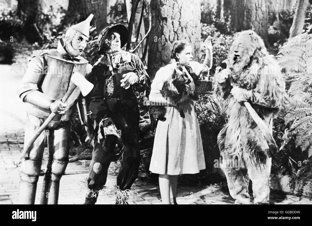 THE WIZZARD OF OZ USA 1939 Hickory (JACK HALEY), Hunk (RAY BOLGER), Dorothy (JUDY GARLAND), Zeke (BERT LAHR) Stock Photo