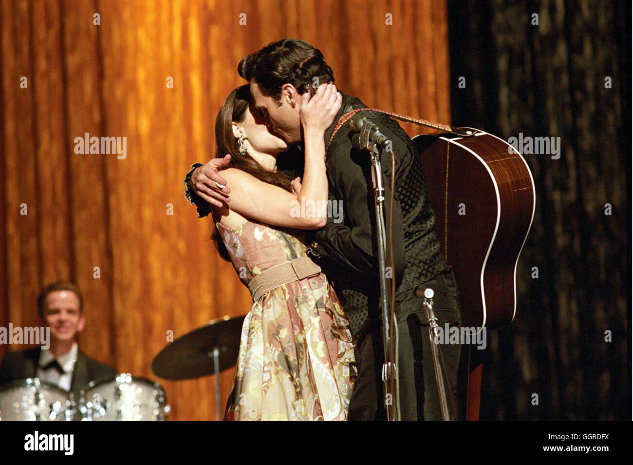 WALK THE LINE USA 2005 James Mangold Johnny Cash (JOAQUIN PHOENIX) and June  Carter (REESE WITHERSPOON) Regie: James Mangold Stock Photo - Alamy, image size:1300x954