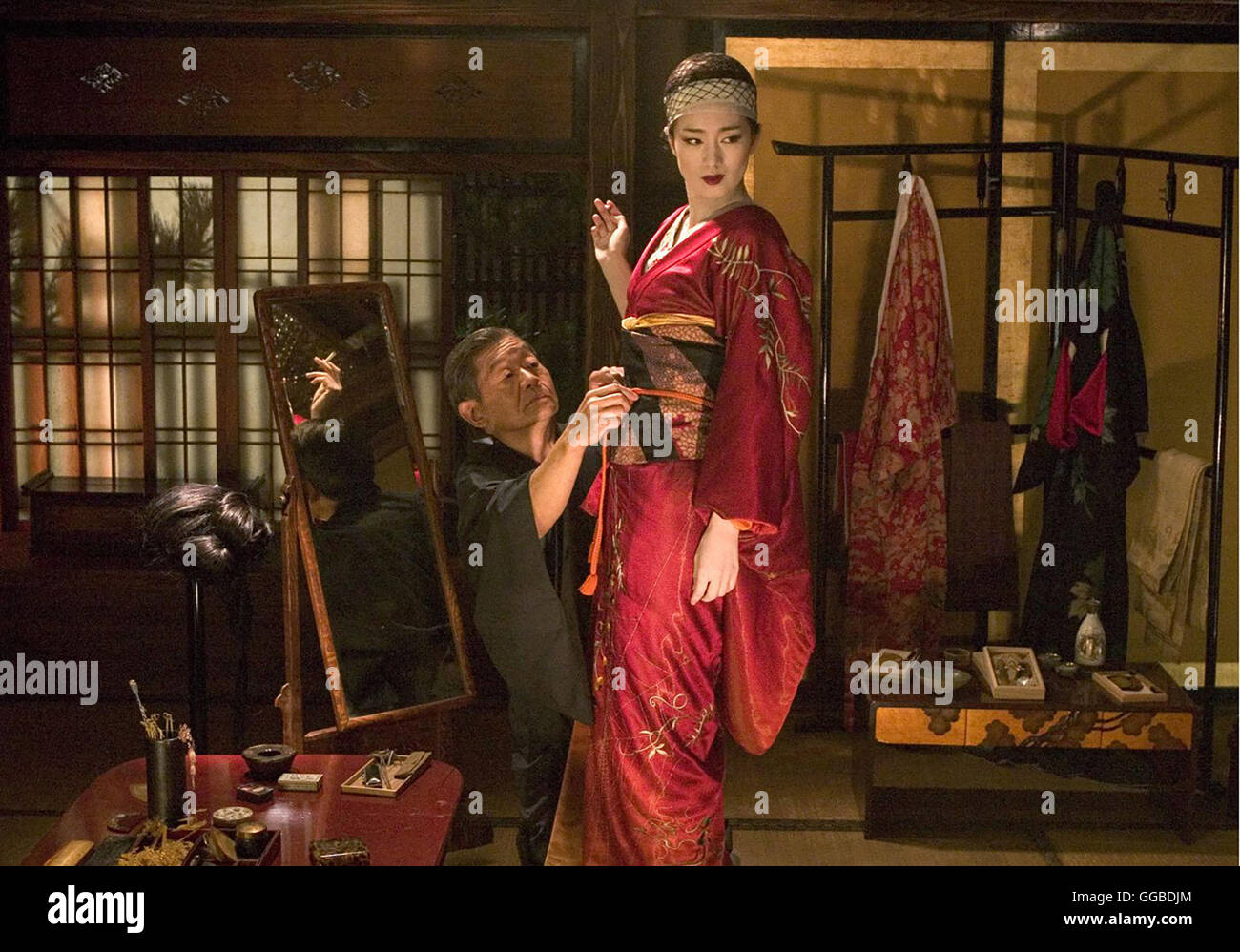 DIE GEISHA Memoirs of a Geisha USA 2005 Rob Marshall Scene with Hatsumono (GONG LI) Regie: Rob Marshall aka. Memoirs of a Geisha Stock Photo