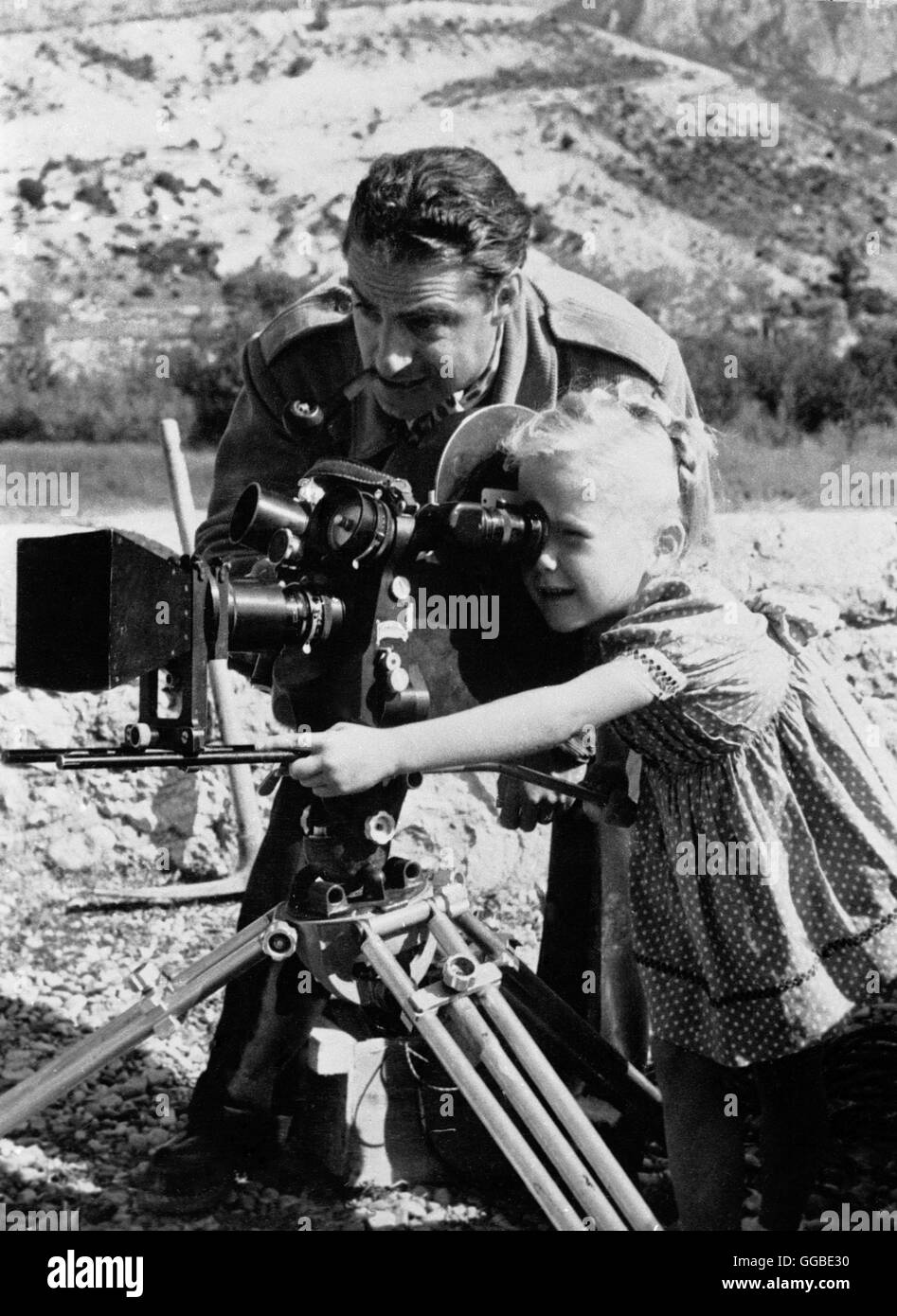 JEUX INTERDITS (Forbidden Games) Jeux Interdits Frankreich 1952 Rene Clement Director RENE CLEMENT and the young BRIGITTE FOSSEY (film location) Regie: Rene Clement aka. Jeux Interdits Stock Photo