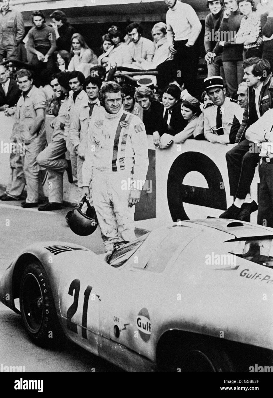 LE MANS USA 1971 Lee H. Katzin Scene: racing driver Michael Delaney (STEVE MCQUEEN) and racing spectators. Regie: Lee H. Katzin Stock Photo