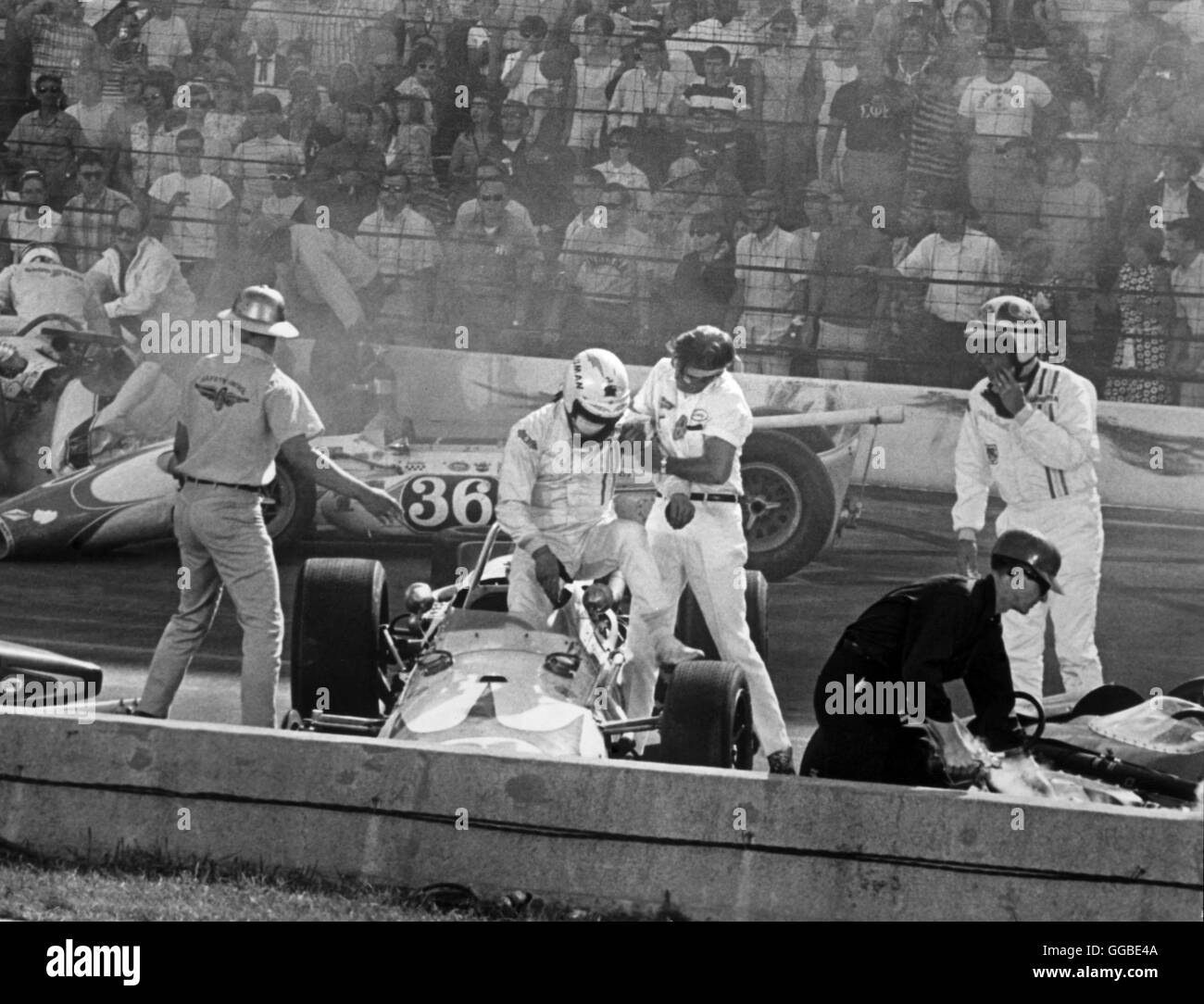 WINNING USA 1969 James Goldstone Drivers, mechanics and fireman all get involved during a wreck in one of the test runs before an important race. Regie: James Goldstone Stock Photo