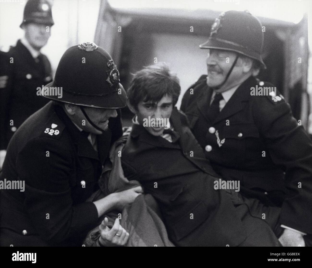 QUADROPHENIA UK 1979 Franc Roddam Jimmy Cooper (PHIL DANIELS) and the battle with two Bobbies of the British Police. Regie: Franc Roddam Stock Photo
