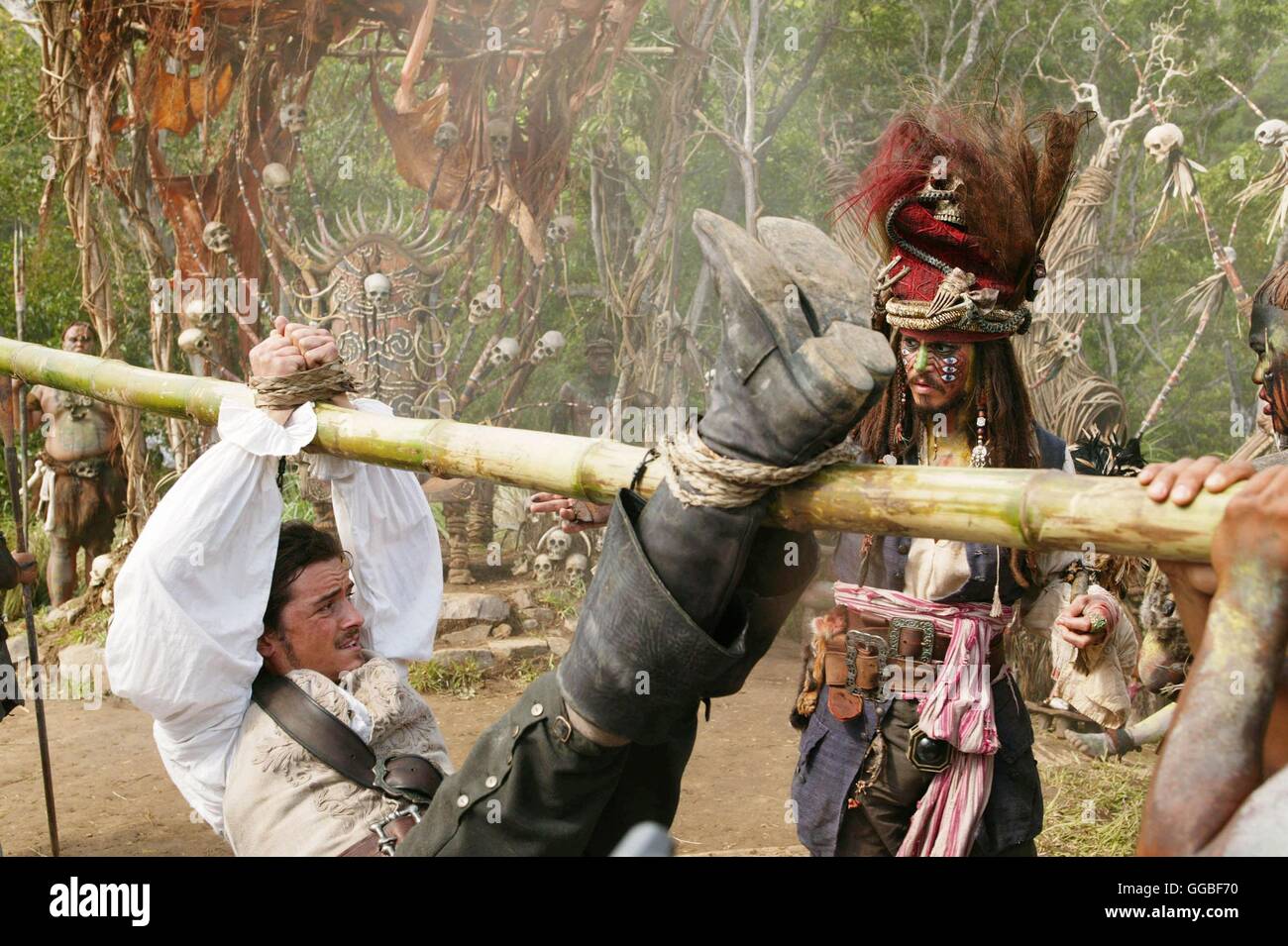 PIRATES OF THE CARIBBEAN - FLUCH DER KARIBIK 2 / Pirates of the Caribbean - Dead Man's Chest USA 2006 / Gore Verbinski Captain Jack Sparrow (JOHNNY DEPP) and Will Turner (ORLANDO BLOOM) Regie: Gore Verbinski aka. Pirates of the Caribbean - Dead Man's Chest Stock Photo