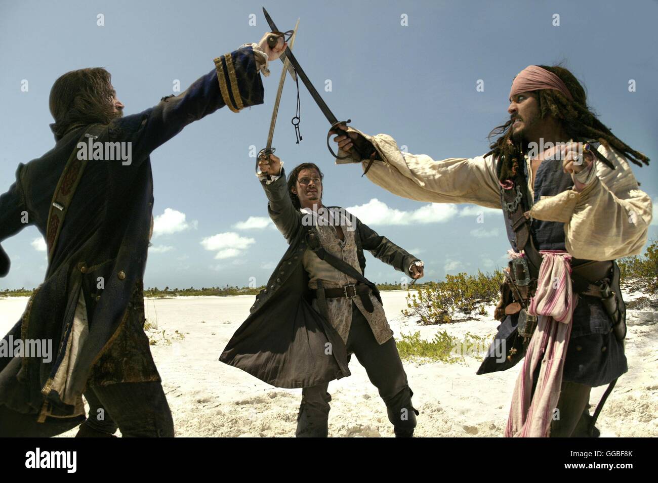 PIRATES OF THE CARIBBEAN - FLUCH DER KARIBIK 2 / Pirates of the Caribbean - Dead Man's Chest USA 2006 / Gore Verbinski The Fight between James Norrington (JACK DAVENPORT), Will Turner (ORLANDO BLOOM) and Captain Sparrow (JOHNNY DEPP) Regie: Gore Verbinski aka. Pirates of the Caribbean - Dead Man's Chest Stock Photo