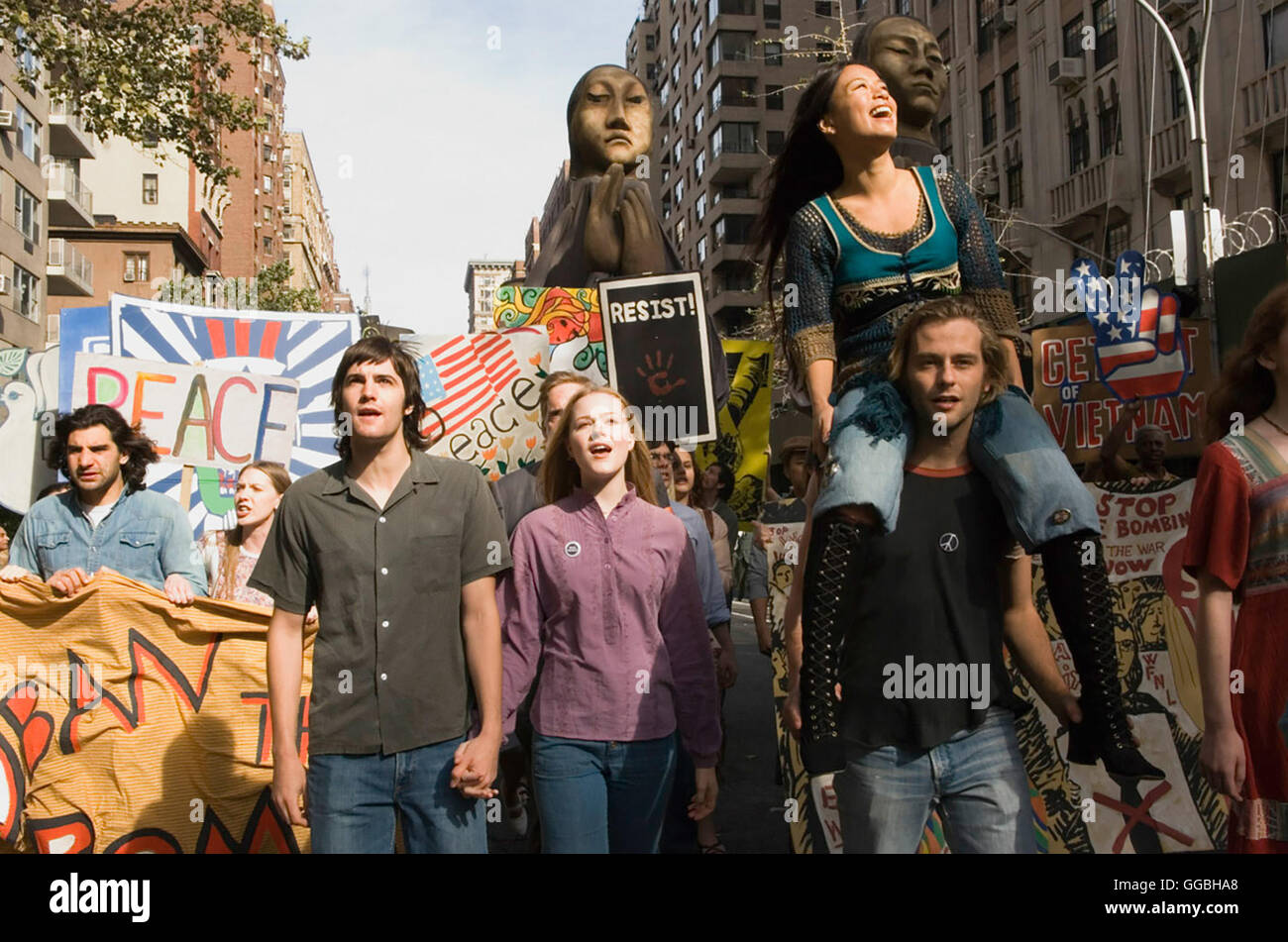 Across the Universe / Jude (JIM STURGESS) and Lucy (EVAN RACHEL WOOD, mi.) Regie: Julie Taymor aka. Across the Universe Stock Photo