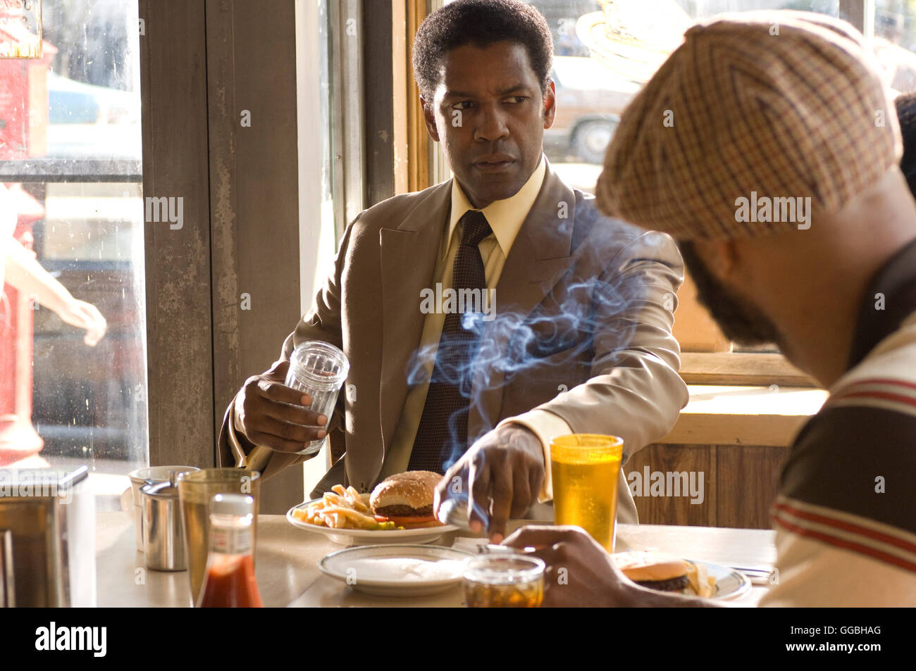 American Gangster / Gangster Frank Lucas (DENZEL WASHINGTON) discusses business with his brother Turner (COMMON) Regie: Ridley Scott aka. American Gangster Stock Photo