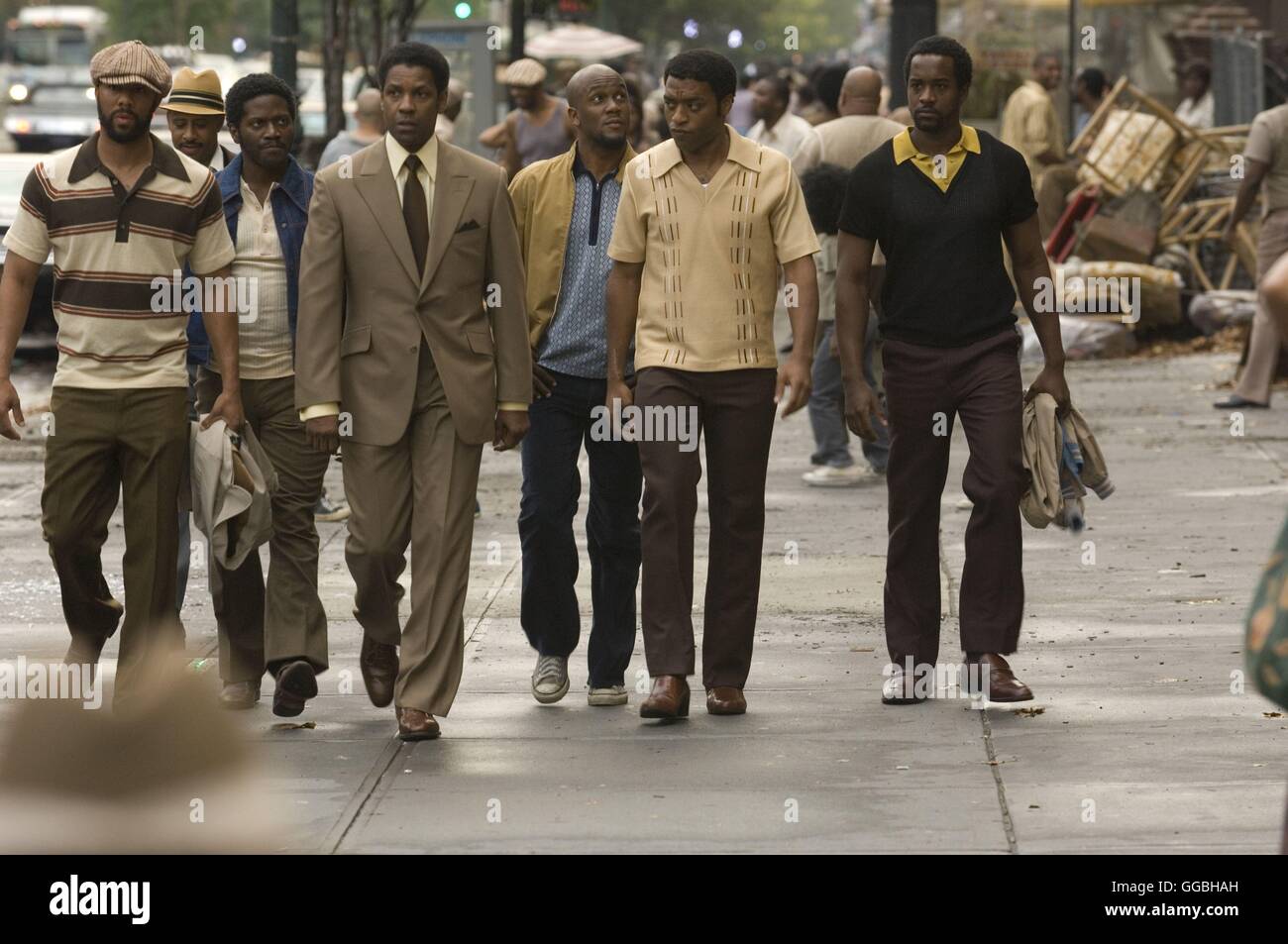 American Gangster / The Lucas Brothers including (L to R, Foreground) Turner (COMMON), Melvin (WARNER MILLER), Frank (DENZEL WASHINGTON), Dexter (J. KYLE MANZAY), Huey (CHIWETEL EJIOFOR) and Terrence (ALBERT JONES) Regie: Ridley Scott aka. American Gangster Stock Photo