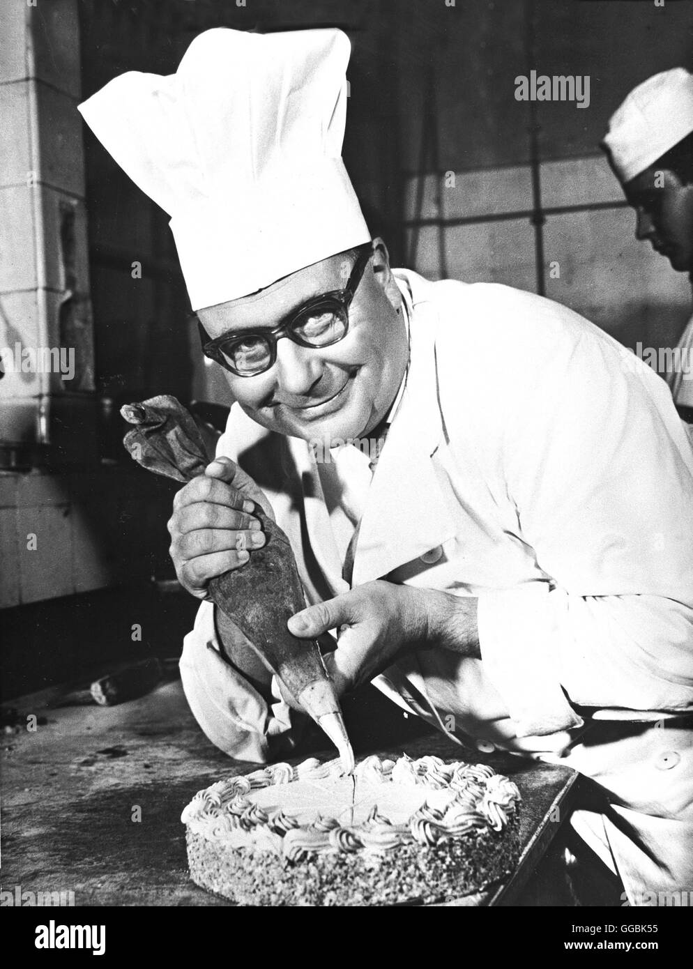VATER, MUTTER UND NEUN KINDER / BRD 1958 / Erich Engels Friedrich Schiller (HEINZ ERHARDT) ist ein fleißiger Bäcker- und Konditormeister im Hannoverschen Dörfchen Einbeck. Er hat gute Aussichten auf einen Vorstandsposten in der Handwerkskammer. Seit fast 25 Jahren steht ihm seine geschäftstüchtige Frau Martha zur Seite, mit der er neun Kinder hat. Vom einen auf den anderen Tag aber sorgt Konditormeister Friedrich dafür, daß die Großfamilienidylle wie ein Kartenhaus zusammenfällt: Nach reichlichem Alkoholkonsum läßt er sich auf ein harmloses Techtelmechtel mit der attraktiven Stock Photo