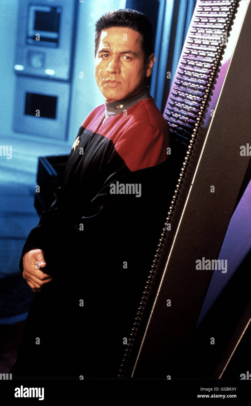 STAR TREK - RAUMSCHIFF VOYAGER / Zersplittert (Shattered) (Star Trek: Voyager) USA 2000 / 2001 / Terry Windell Die Voyager wird durch einen Blitzschlag in verschiedene Zeitrahmen zersplittert. Commander Chakotay (ROBERT BELTRAN) hat sich verletzt. Er erhält ein Serum, das ihm ermöglicht, von einem Zeitrahmen in den nächsten zu gelangen. Regie: Terry Windell aka. Zersplittert Shattered Star Trek: Voyager Stock Photo