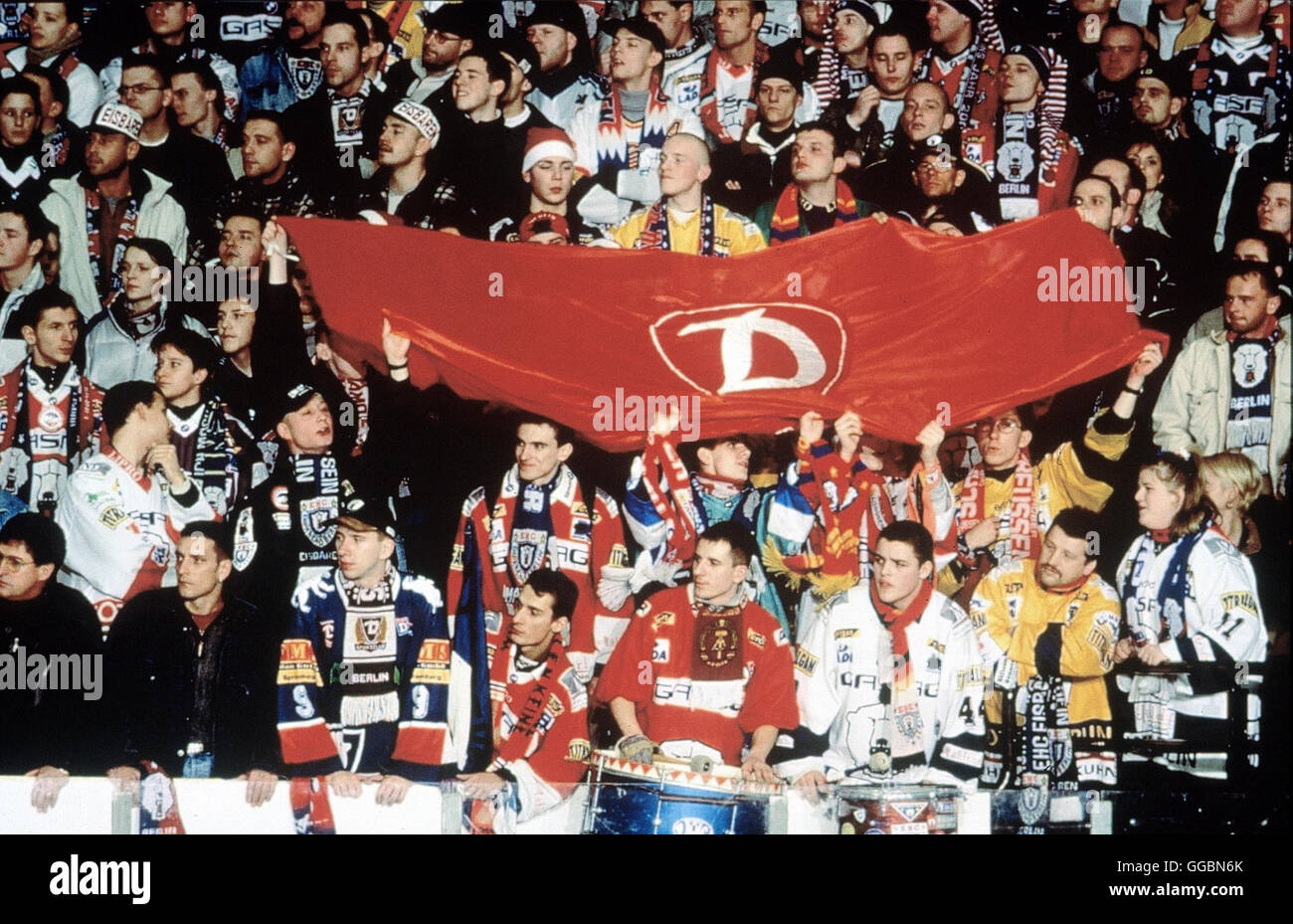 HEIMSPIEL - UND DU FÜHLST DEN OSTEN / Deutschland 1999 / Pepe Danquart Es klingt wie ein Märchen: Der Ostberliner Eishockeyclub Dynamo, in den Wendezeiten schwer erschüttert und schon fast aufgegeben, spielt als 'Die Eisbären' inzwischen in der Bundesliga. Die Heimspiele sind fröhliche Happenings, bei denen sich die gekränkten ostdeutschen Fans den Frust von den Seelen singen und tanzen. In den Umbrüchen der vergangenen Jahre wurde der Club zum Symbol ostdeutschen Selbstbewußtseins ... Bild: EHC - Fangemeinde Regie: Pepe Danquart Stock Photo