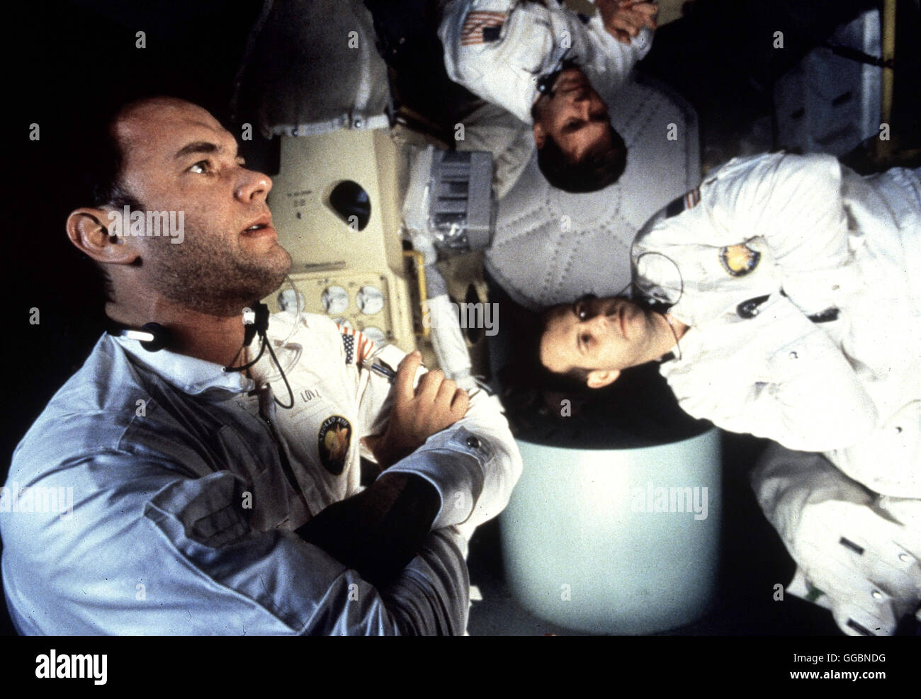 APOLLO 13 / Apollo 13 USA 1995 / Ron Howard Am 10. April 1970 starten die Astronauten Jim Lovell, Bill Paxton und Jack Swigert mit der 'Apollo 13' zu einer Mondmission. Drei Tage später explodiert der Sauerstofftank. Die Raumkapsel läßt sich nicht mehr steuern. Für die Astronauten bedeutet das: 'Houston, wir haben ein Problem...' - TOM HANKS (Jim Lovell), FRED HAISE (Bill Paxton) und KEVIN BACON (Jack Swigert) in der Schwerelosigkeit. Regie: Ron Howard aka. Apollo 13 Stock Photo