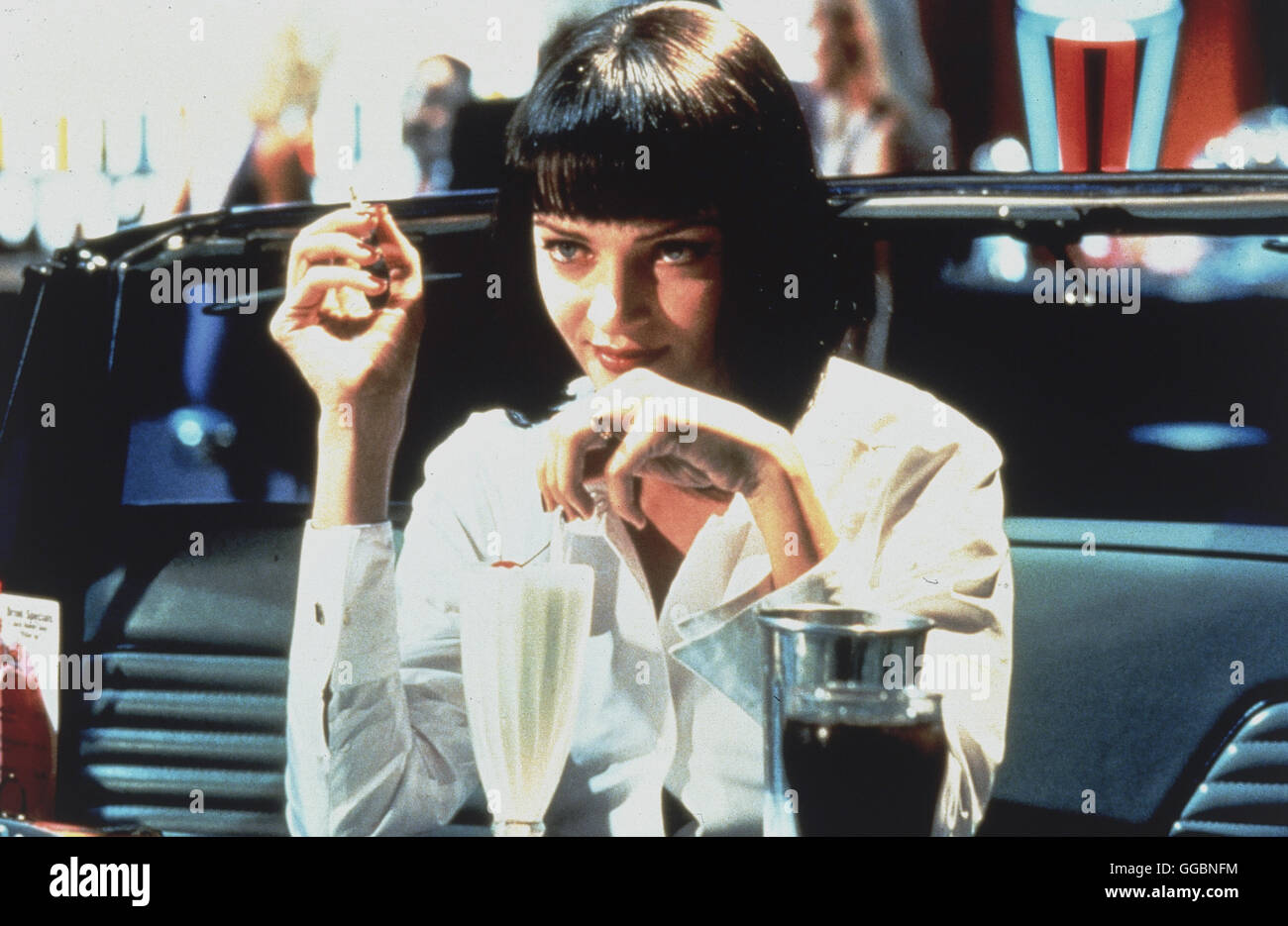 PULP FICTION / Pulp Fiction USA 1994 / Quentin Tarantino Mia Wallace (UMA THURMAN), vor sich den 5-Dollar-Shake, Vincent und eine massive Heroinüberdosis, will einen Twist-Wettbewerb gewinnen. Regie: Quentin Tarantino aka. Pulp Fiction Stock Photo