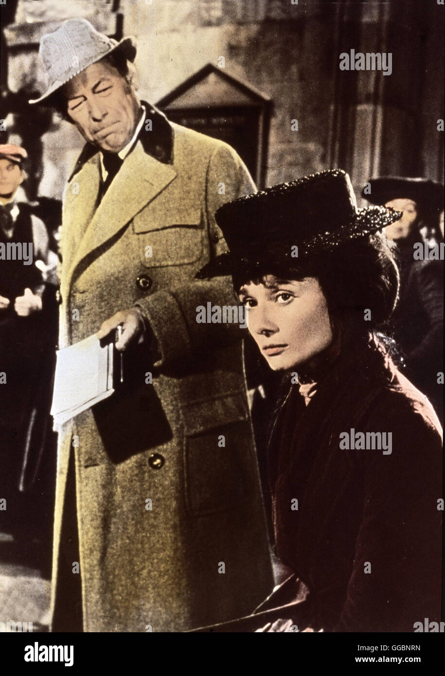 MY FAIR LADY / Audrey Hepburn sitzend, Hut, Rex Harrison, stehend, Hut, Heft, Notizblock, draussen, Mäntel Stock Photo