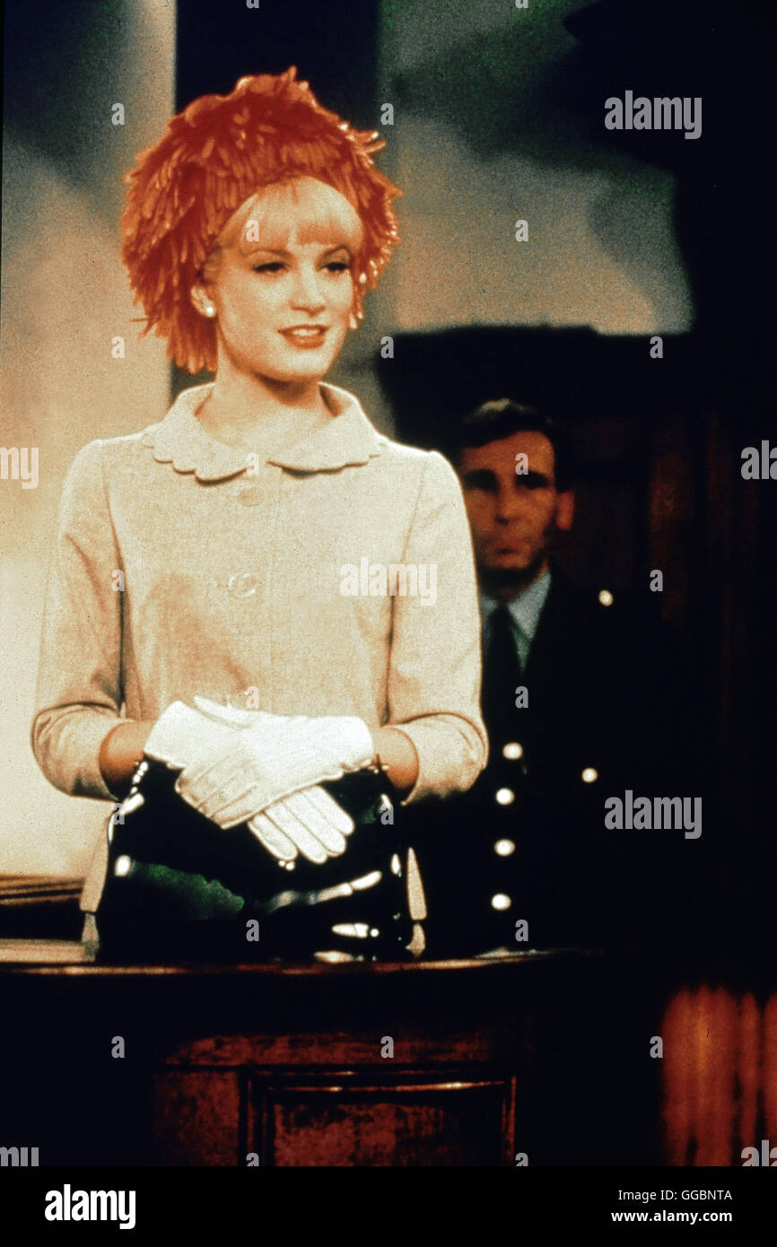 SCANDAL / GB 1988 / Micheal Caton-Jones Bridget Fonda, als Mandy Rice-Davies, roter Hut, weisse Handschuhe, schwarze Tasche, Uniformierter Regie: Micheal Caton-Jones Stock Photo