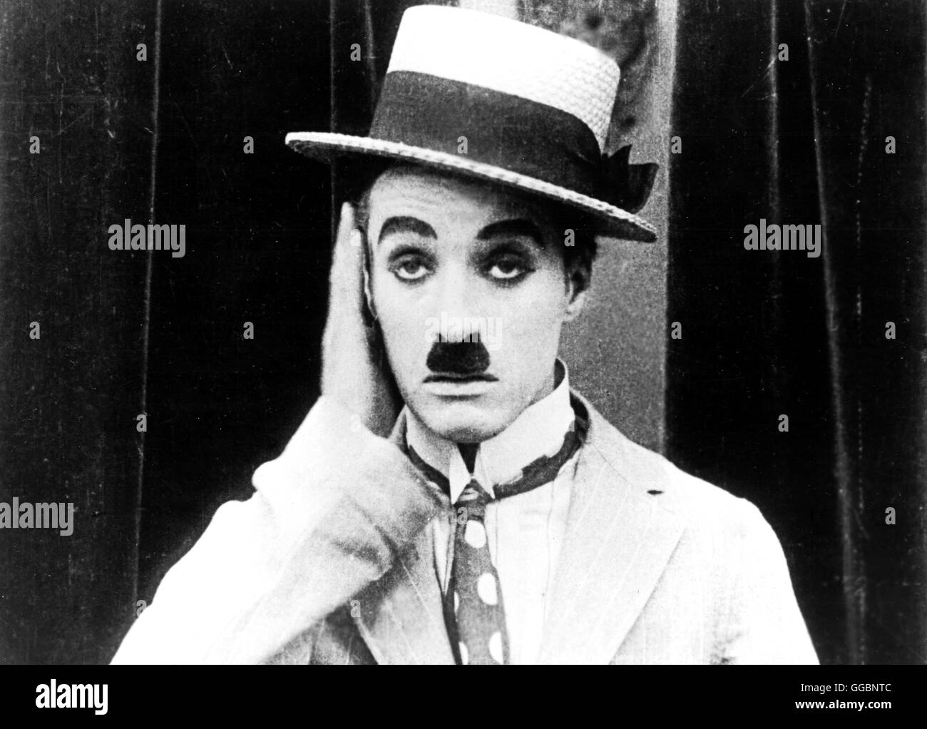 THE CURE / 1917 / Charlie Chaplin, Hut, Kreissaege, Schnauzbart, Krawatte Stock Photo