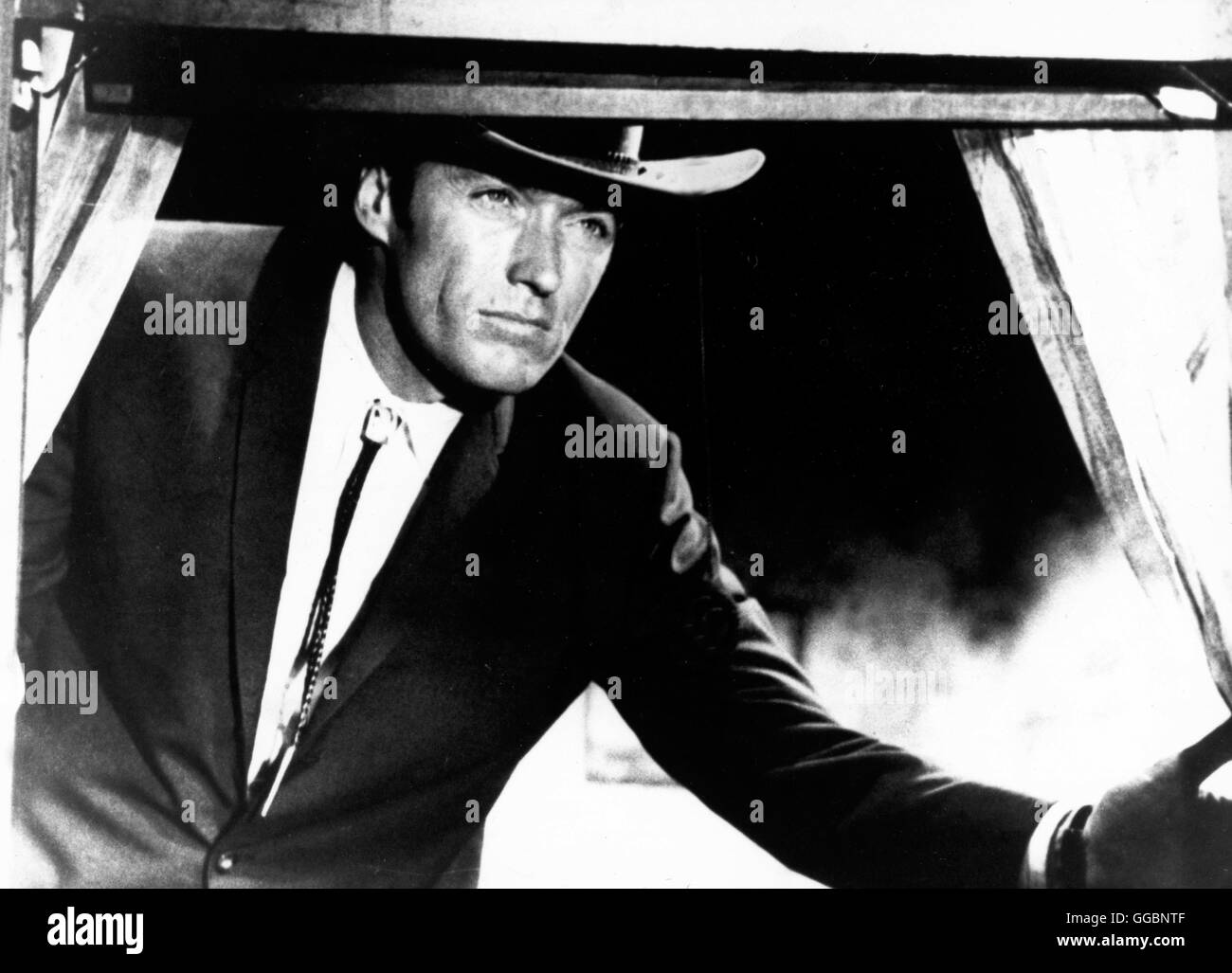 HÄNGT IHN HÖHER / HANG'EM HIGH USA 1967 / Clint Eastwood, Hut, Cowboyhut, Fenster, beobachtend aka. HANG'EM HIGH Stock Photo