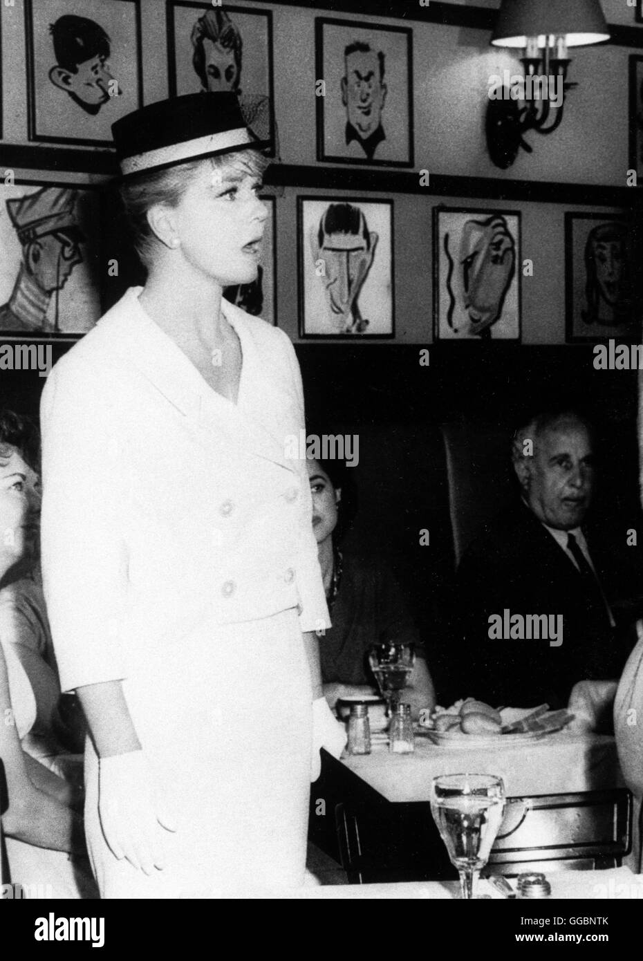 CAPRICE / CAPRICE USA 1966 / Frank Tashlin Doris Day, als Patricia Foster, Hut, Kostüm,Handschuhe, Restaurant, Bilder, Karikaturen Regie: Frank Tashlin aka. CAPRICE Stock Photo