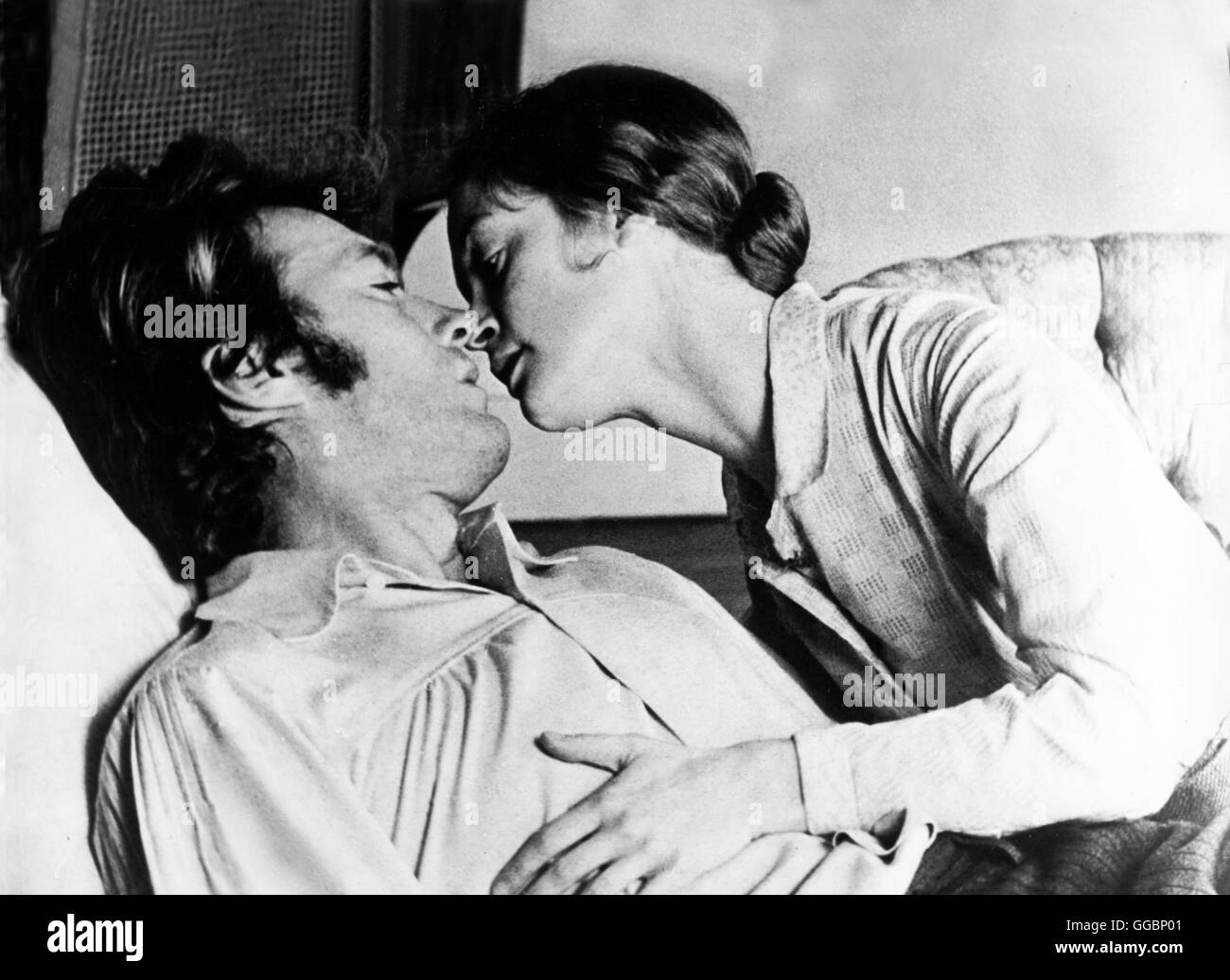 THE BEGUILED / USA 1971 / Donald Siegel Peter Fonda, Kuss, liegend, mit Partnerin Regie: Donald Siegel Stock Photo