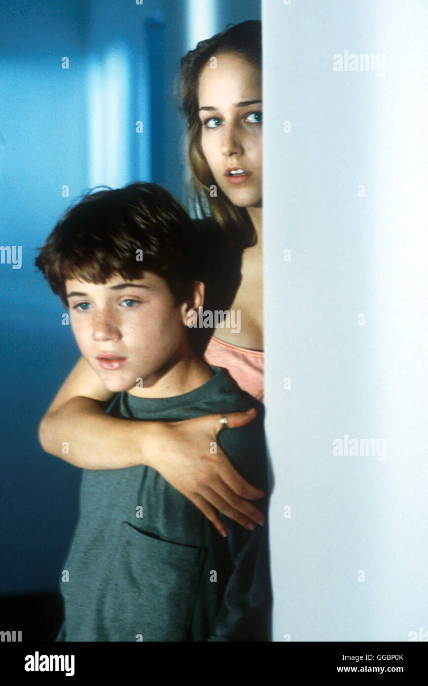 THE GLASS HOUSE / Glass House USA 2001 / Daniel Sackheim Als die Eltern von Ruby (LEELEE SOBIESKI) und Rhett (TREVOR MORGAN) bei einem Autounfall ums Leben kommen, nehmen die besten Freund ihrer Eltern, Erin und Terry Glass, die Geschwister auf. Der Umzug in den opulenten Palast aus Stahl und Glas im mondänen Malibu, soll den Geschwistern beim Neuanfang helfen. Erin und Terry erweisen sich als vorbildliche Pflegeeltern, alles scheint in Ordnung. Bis Ruby immer mehr Hinweise aufschnappt, die sie an der heilen Fassade zweifeln lässt. Je mehr Ruby über die Glasses in Erfahrung bringt, desto Stock Photo