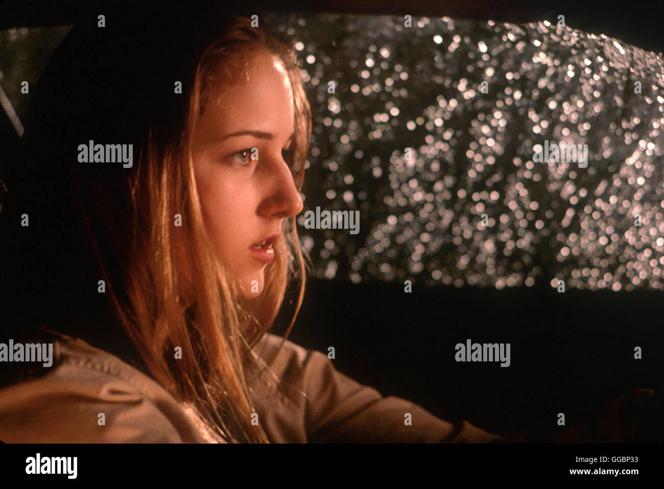 THE GLASS HOUSE / Glass House USA 2001 / Daniel Sackheim Als die Eltern von Ruby (LEELEE SOBIESKI) und Rhett bei einem Autounfall ums Leben kommen, nehmen die besten Freund ihrer Eltern, Erin und Terry Glass, die Geschwister auf. Der Umzug in den opulenten Palast aus Stahl und Glas im mondänen Malibu, soll den Geschwistern beim Neuanfang helfen. Erin und Terry erweisen sich als vorbildliche Pflegeeltern, alles scheint in Ordnung. Bis Ruby immer mehr Hinweise aufschnappt, die sie an der heilen Fassade zweifeln lässt. Je mehr Ruby über die Glasses in Erfahrung bringt, desto größer wird die Stock Photo