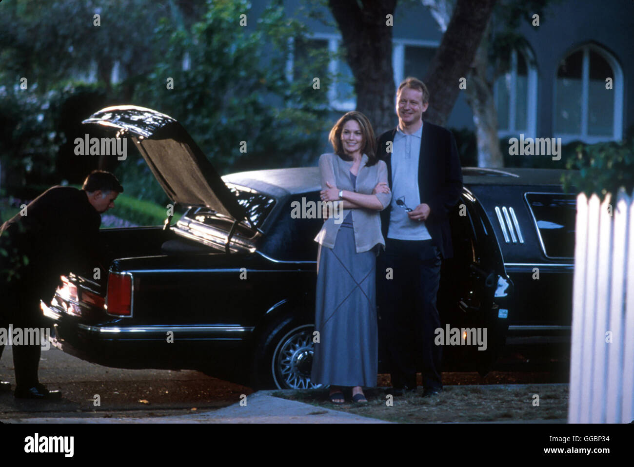 THE GLASS HOUSE / Glass House USA 2001 / Daniel Sackheim Als die Eltern von Ruby und Rhett bei einem Autounfall ums Leben kommen, nehmen die besten Freund ihrer Eltern, Erin (DIANE LANE) und Terry Glass (STELLAN SKARSGARD), die Geschwister auf. Der Umzug in den opulenten Palast aus Stahl und Glas im mondänen Malibu, soll den Geschwistern beim Neuanfang helfen. Erin und Terry erweisen sich als vorbildliche Pflegeeltern, alles scheint in Ordnung. Bis Ruby immer mehr Hinweise aufschnappt, die sie an der heilen Fassade zweifeln lässt. Je mehr Ruby über die Glasses in Erfahrung bringt, desto Stock Photo
