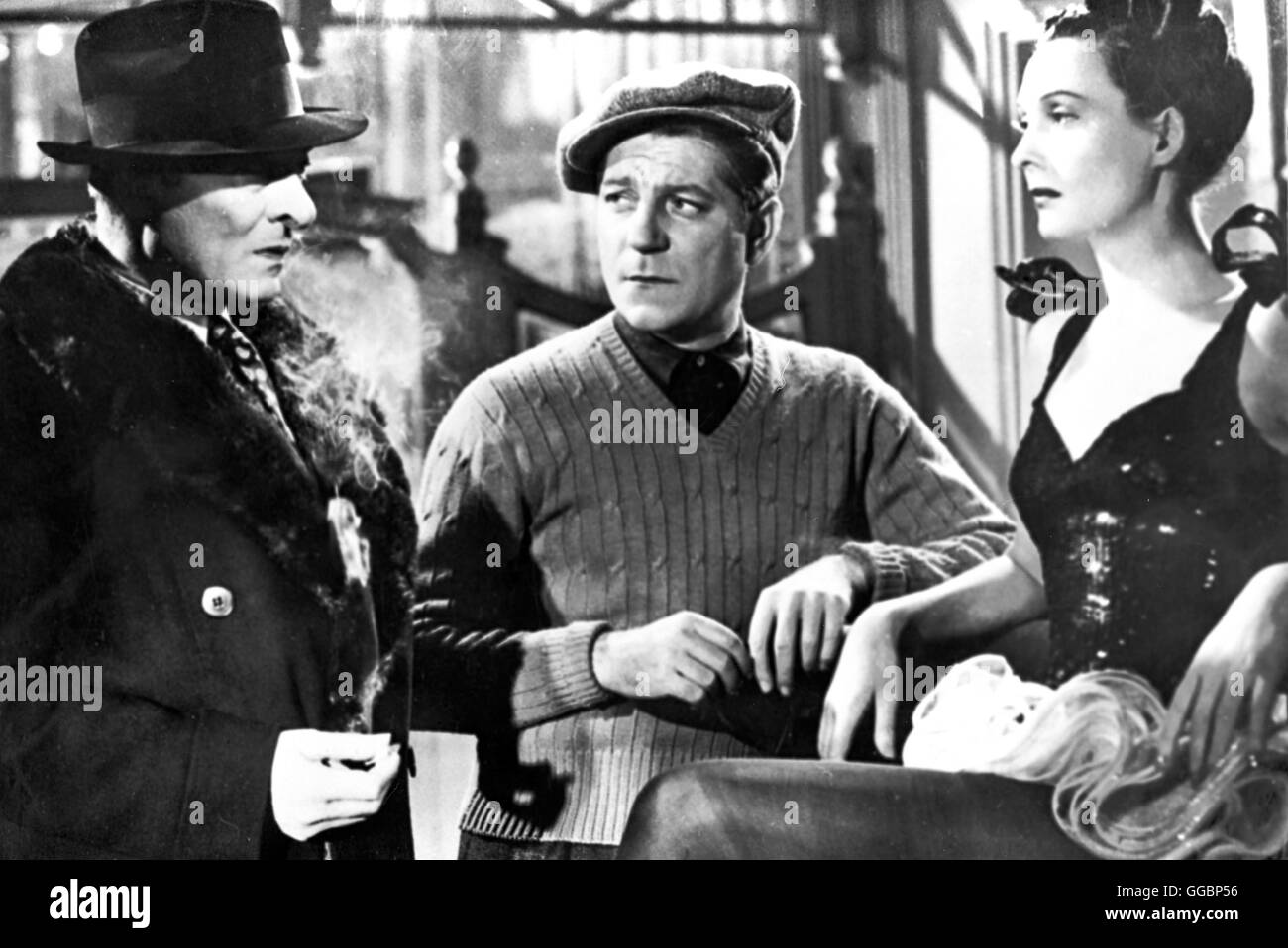 DER TAG BRICHT AN / Le jour se lève Frankreich 1939 / Marcel Carne Rivalen in der Liebe sind der Schausteller Valentin (JULES BERRY) und der Arbeiter Francois (JEAN GABIN). So entsteht eine eifersüchtige Konfrontation um Valentins Geliebte Clara (ARLETTY), die tödlich endet. Regie: Marcel Carne aka. Le jour se lève Stock Photo