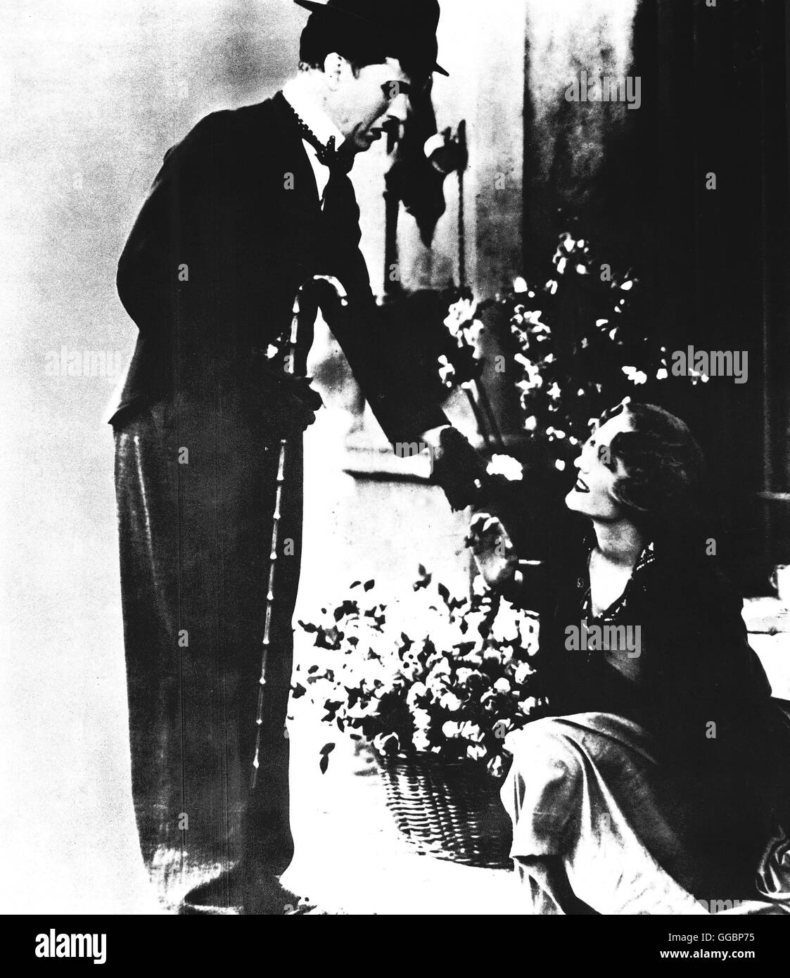 LICHTER DER GROßSTADT / City Lights USA 1931 / Charles Chaplin Charlie (CHARLIE CHAPLIN) verliebt sich in eine blinde Blumenverkäuferin (VIRGINIA CHERRILL). Regie: Charles Chaplin aka. City Lights Stock Photo