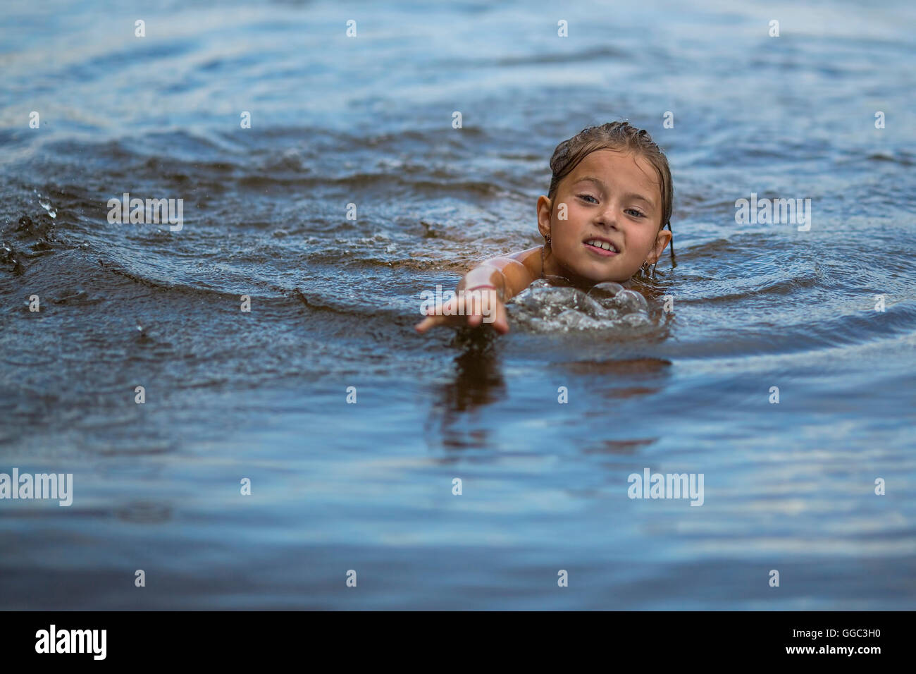 Дрожит после купания. Девочки купаются в реке. Девочка купается в речке. Девочка плавает в реке.