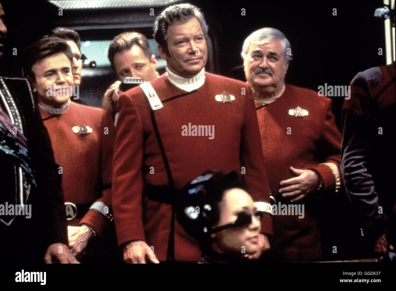 STAR TREK VII - TREFFEN DER GENERATIONEN / Star Trek: Generations USA 1994 / David Carson Die Kapitäne der alten und neuen Enterprise versuchen durch einen Zeitsprung, eine kosmische Katastrophe zu verhindern. Szene mit Captain James T. Kirk (WILLIAM SHATNER) und seiner Crew. Regie: David Carson aka. Star Trek: Generations Stock Photo