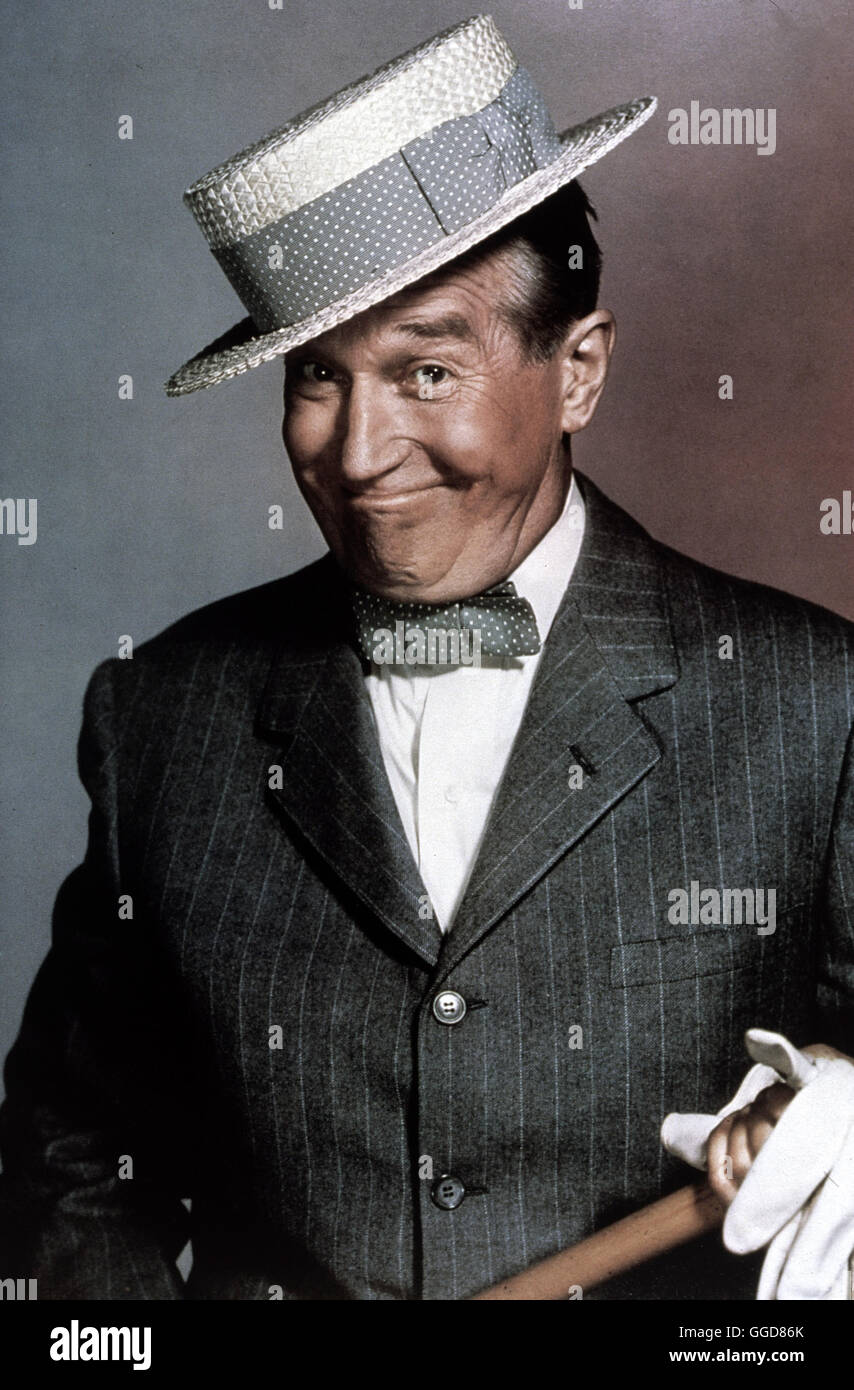 MAURICE CHEVALIER ZUM 30. TODESTAG / Maurice Chevalier verstarb 83jährig am 01.01.1972 in Paris. Er trat schon als Kind im Cabaret auf und war bereits als 20jähriger ein gefeierter Chansonnier an Pariser Revuetheatern. 1909 wurde er Bühnenpartner der legendären Mistinguett. Als Schauspieler war er schon in der Stummfilmzeit ein Publikumsidol. Weltberühmt wurde er als singender Charmeur in Revuefilmen wie 'Der lächelnde Leutnant' (1931) oder 'Gigi' (1957). Seine Chansons, z. B. 'I remember it well' und 'Thank heaven for little girls', trugen zum Erfolg der Filme bei. Stock Photo