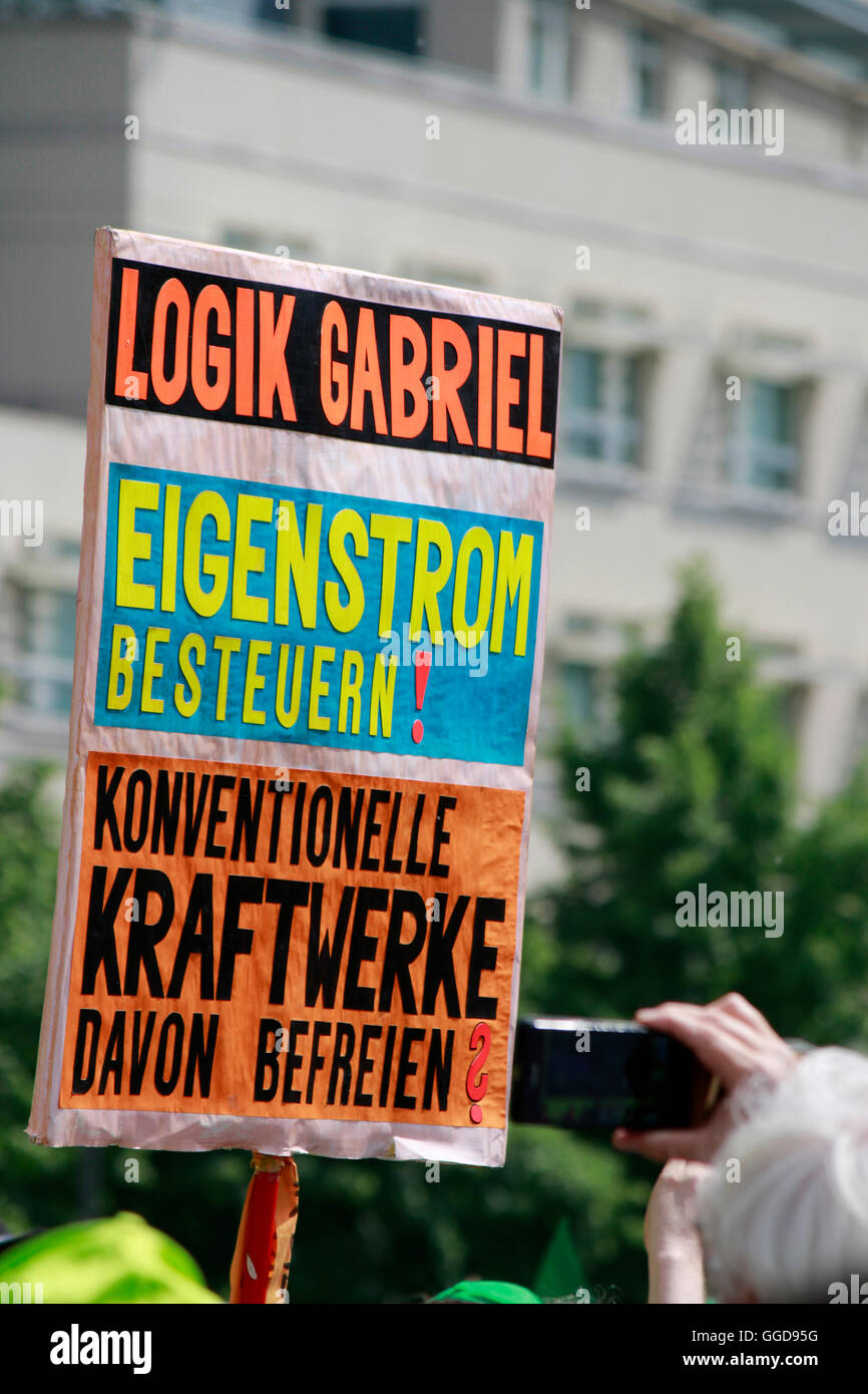 'Logik Gabriel: Eigenstrom besteuern!' - Protestplakat auf Demonstration fuer regenerative Energien, 2. Juni 2016, Berlin-Tierga Stock Photo